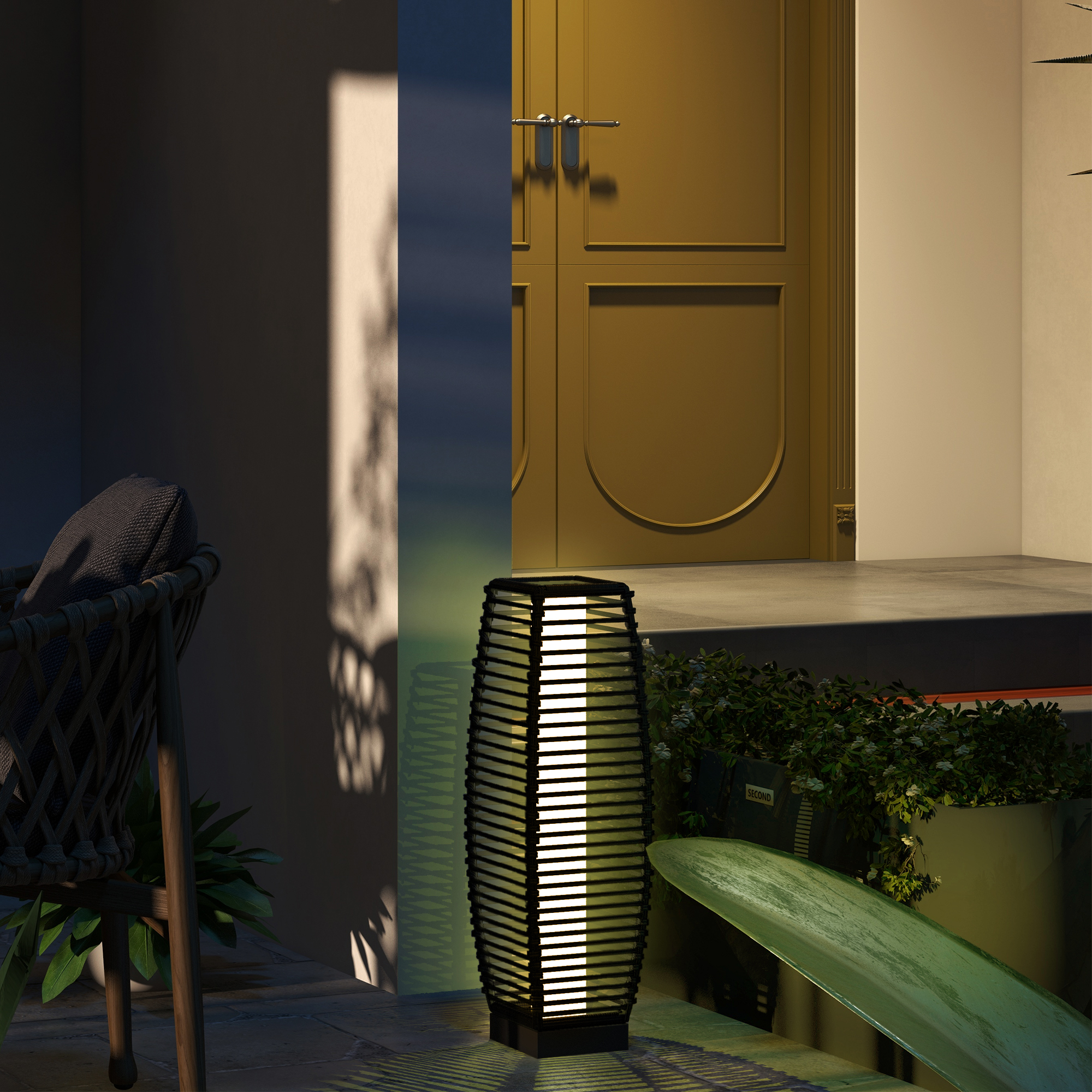 Lampada da esterno con un design scuro. Ha una luce all'interno. Lo sfondo ha una porta e un muro.