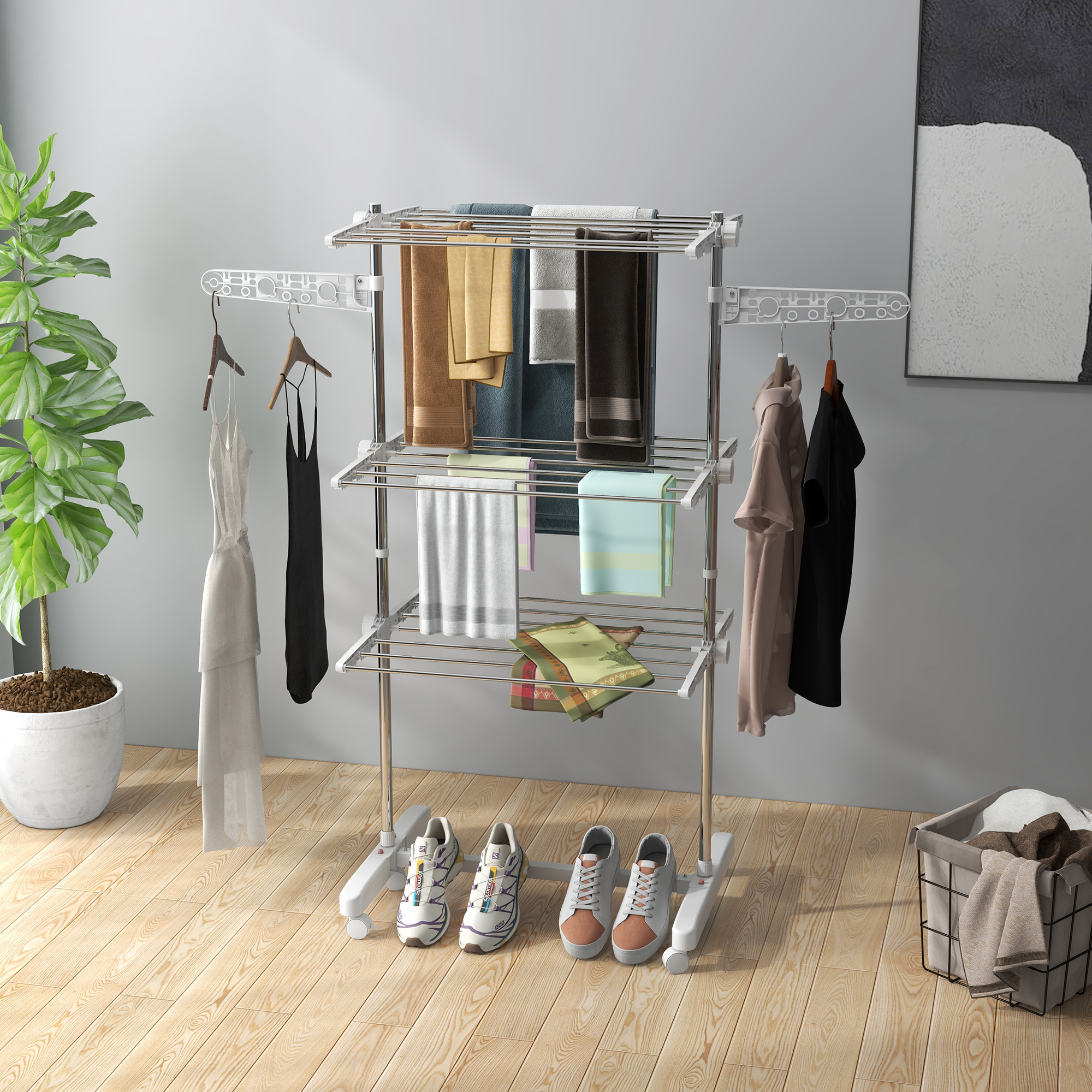 Stendibiancheria con vari vestiti e scarpe. Ha più livelli ed è in una stanza.