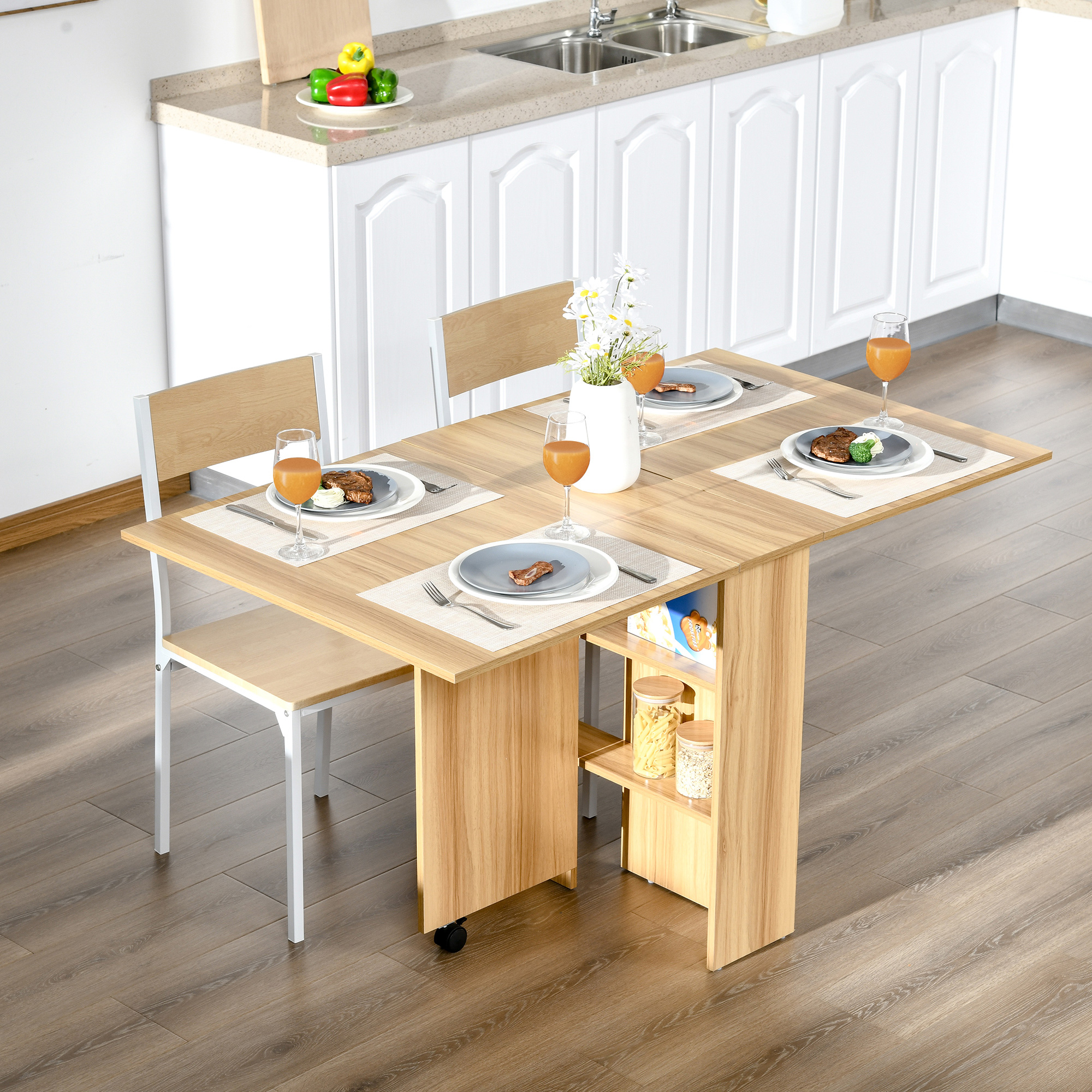 Tavolo da pranzo in legno per quattro, con piatti, bicchieri e vaso di fiori, in cucina.