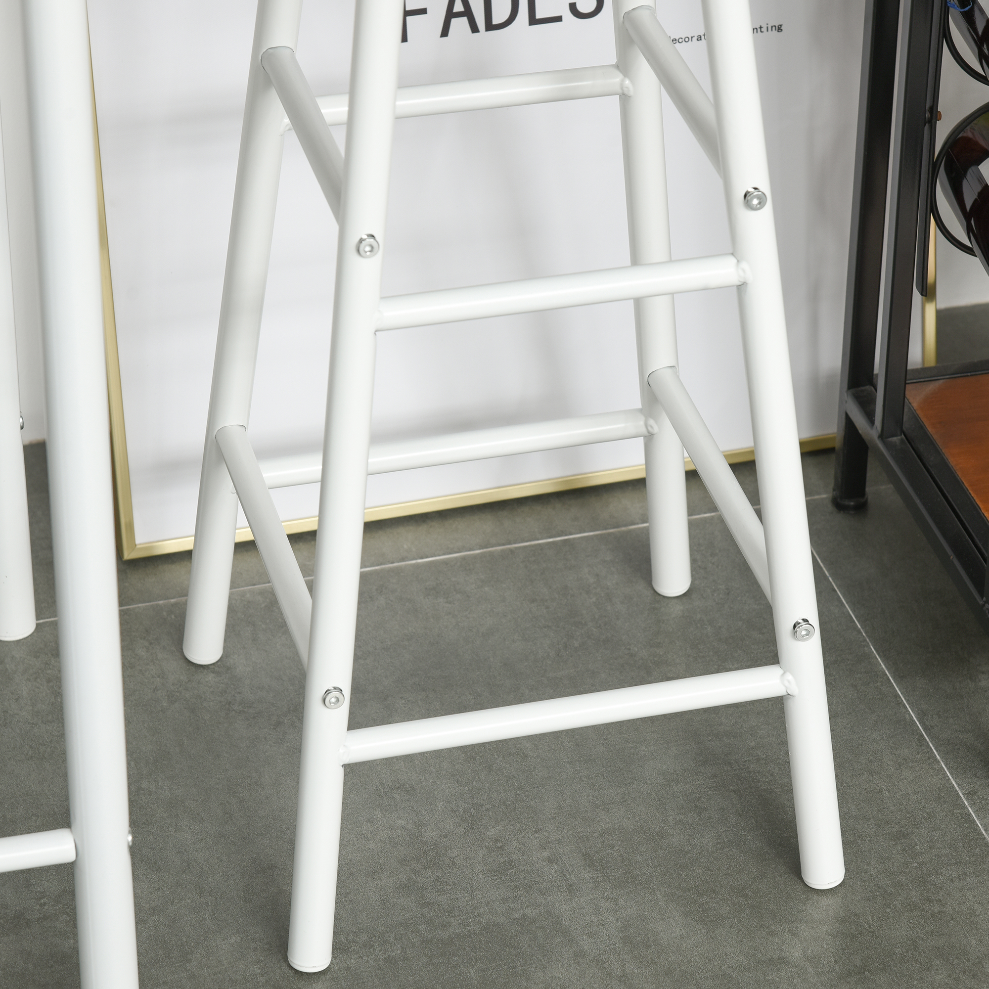 Gambe di sgabello da bar in metallo bianco. Lo sgabello è bianco, con struttura in metallo e traversa per i piedi.
