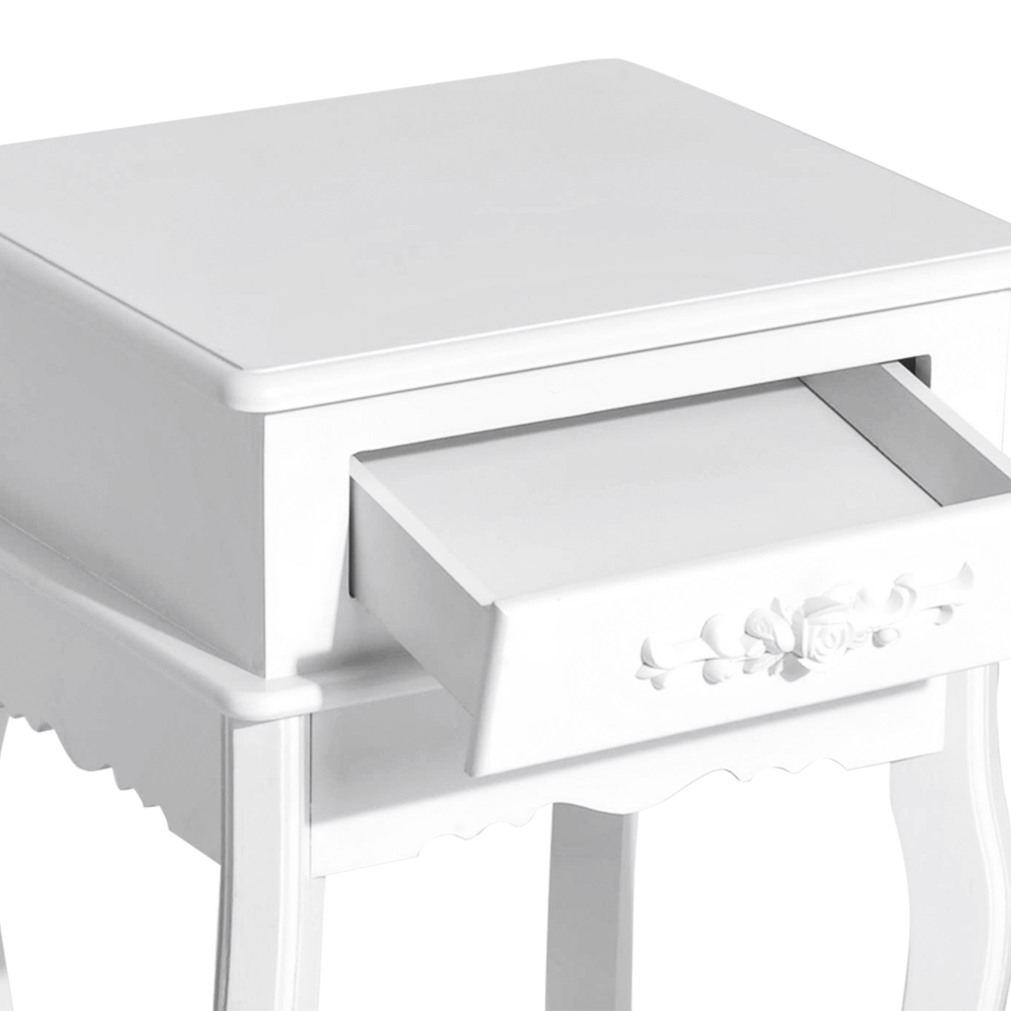 Mesita de noche blanca con cajón abierto. Detalles tallados. Aislado sobre blanco.