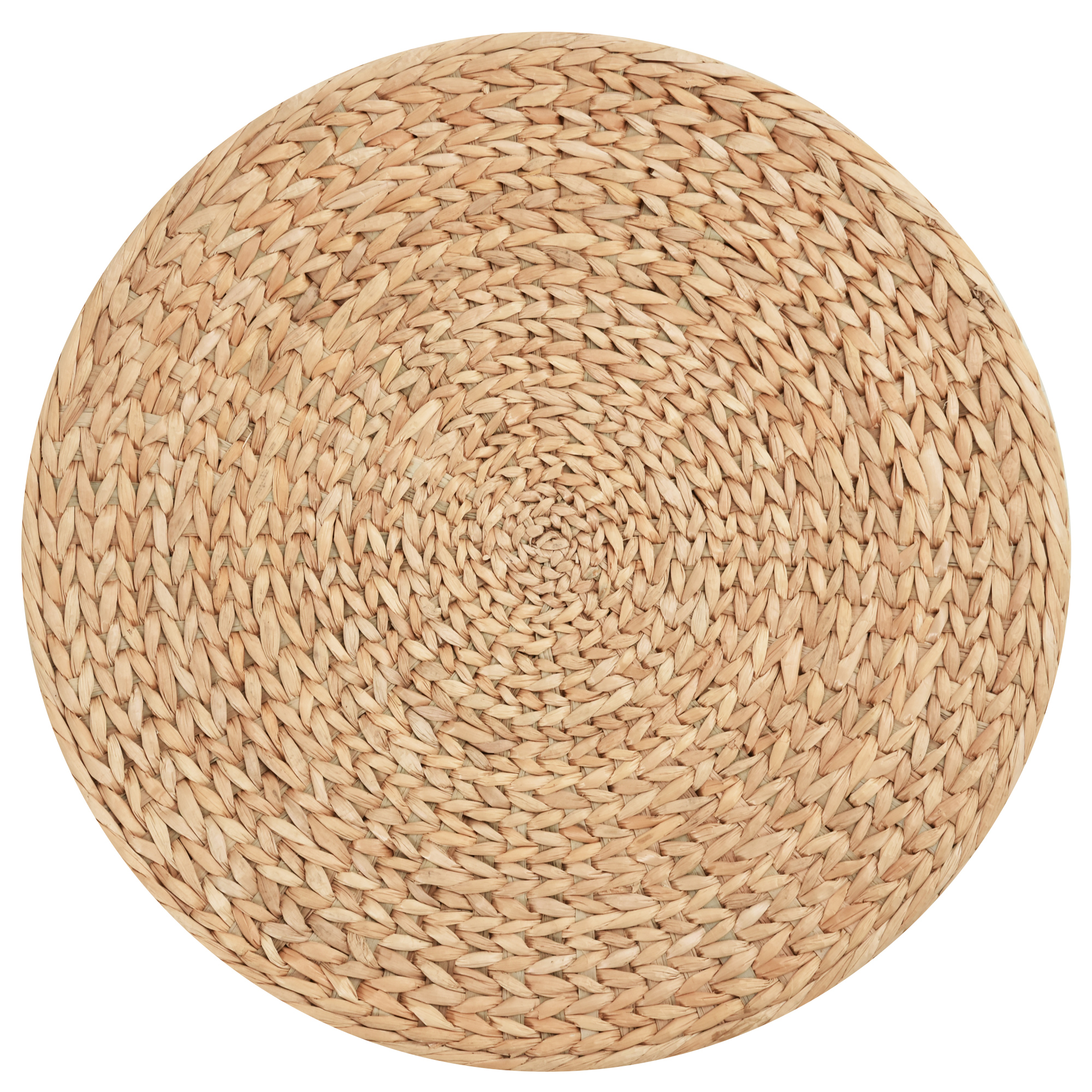 Un tappeto rotondo di paglia intrecciata con un motivo a spirale, isolato su sfondo bianco.