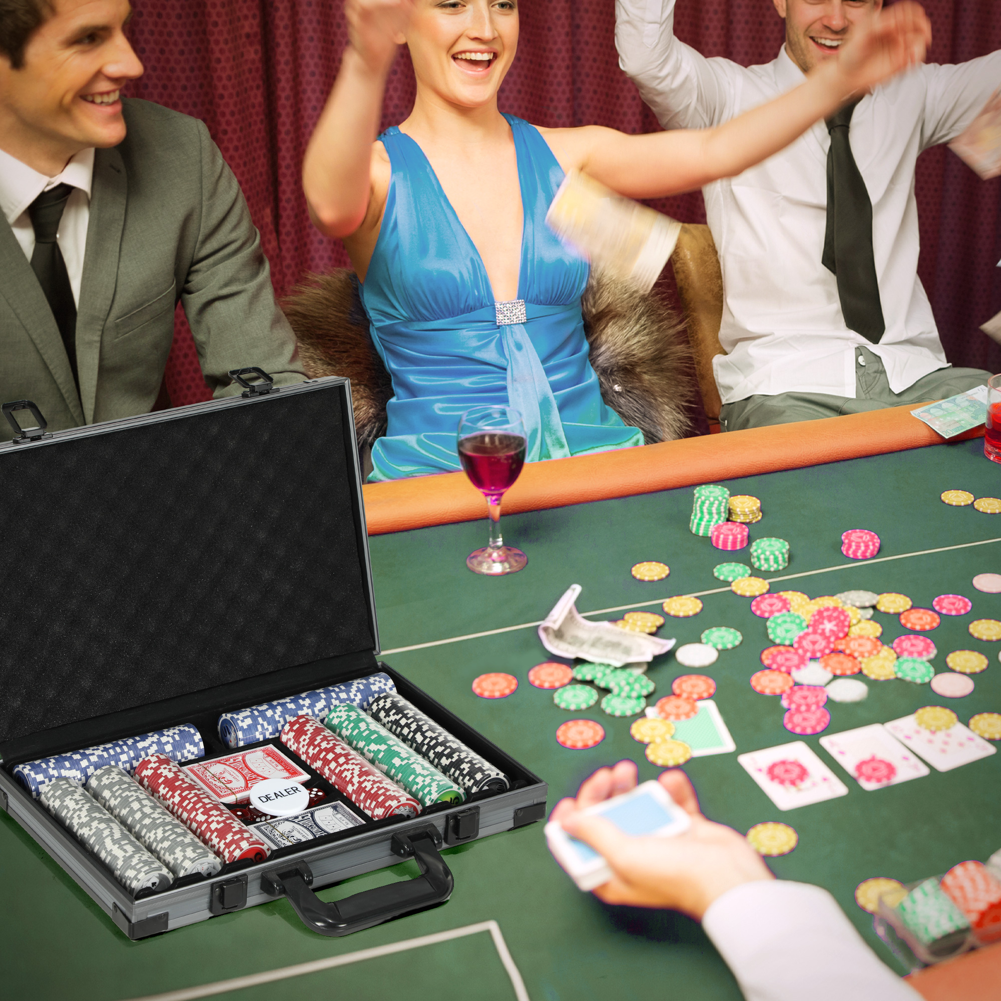 Leute spielen Poker, mit einem geöffneten Koffer voller Chips und Geld, das in die Luft geworfen wird.