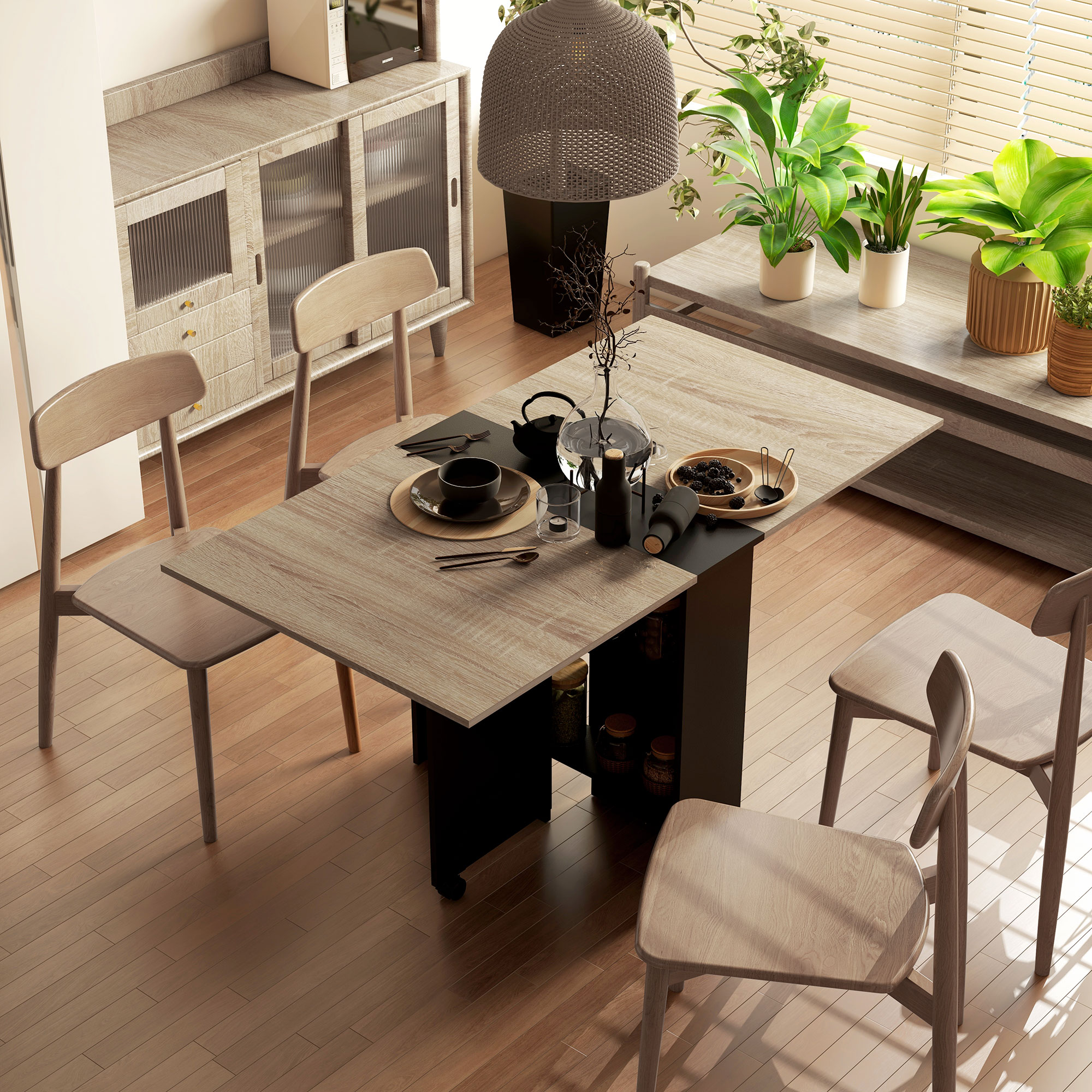 Interno cucina con tavolo apparecchiato per il pasto. Sedie, armadi e piante visibili.