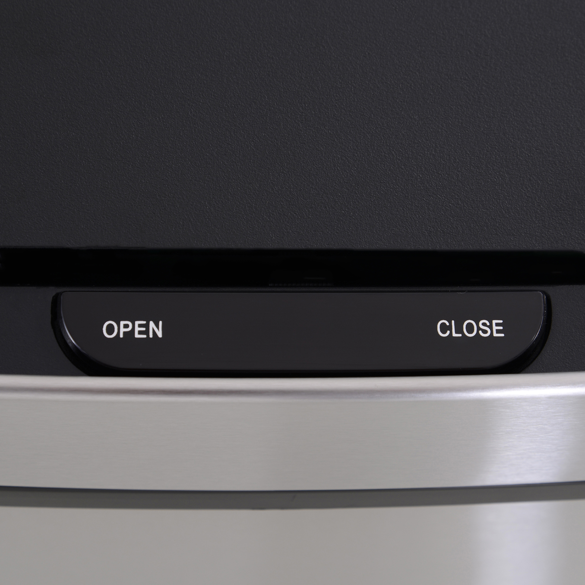 Primo piano di un pannello touch nero con le parole 'OPEN' e 'CLOSE' in lettere bianche.