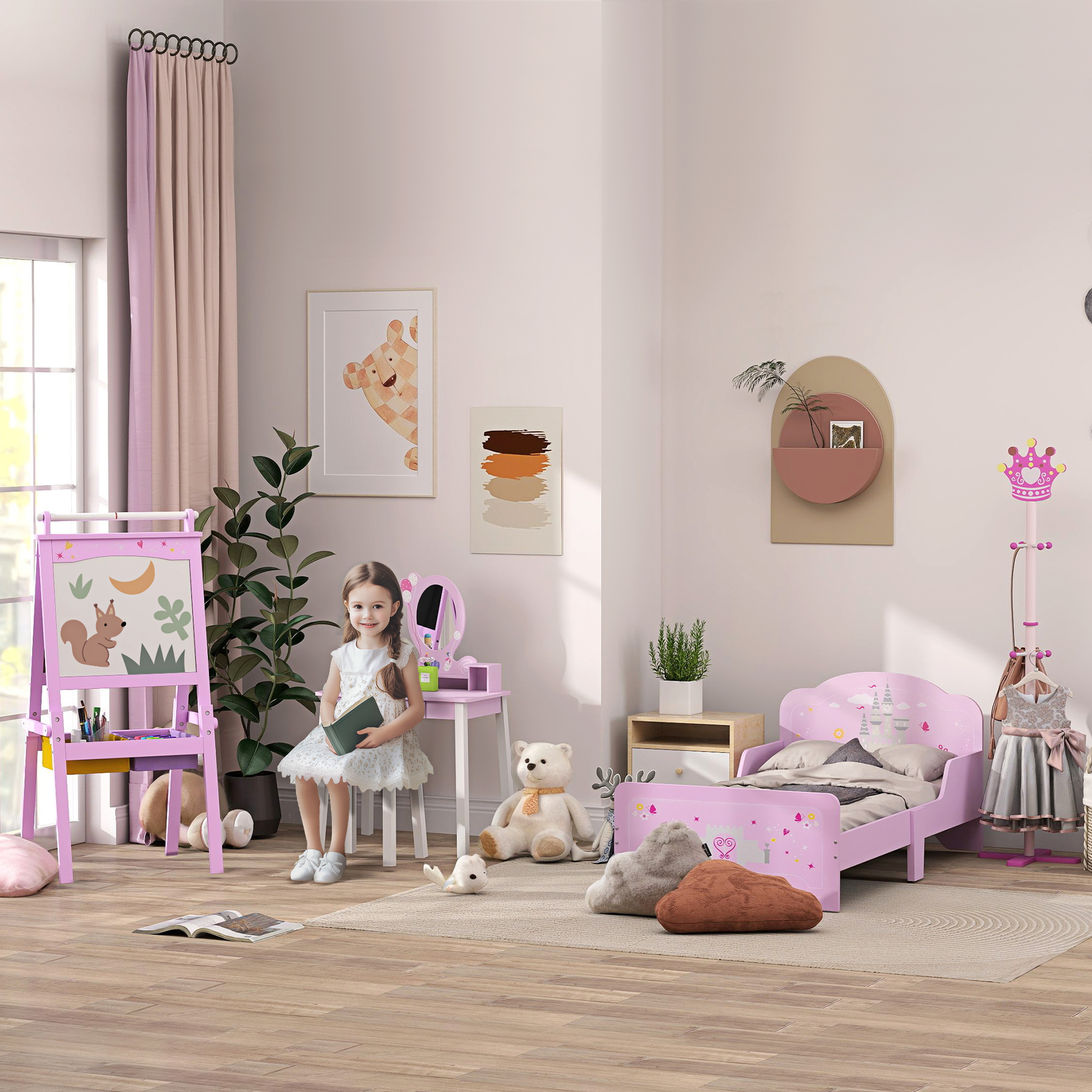 Stanza per bambini con letto rosa, cavalletto e toeletta. Una bambina seduta su una sedia. Giocattoli.