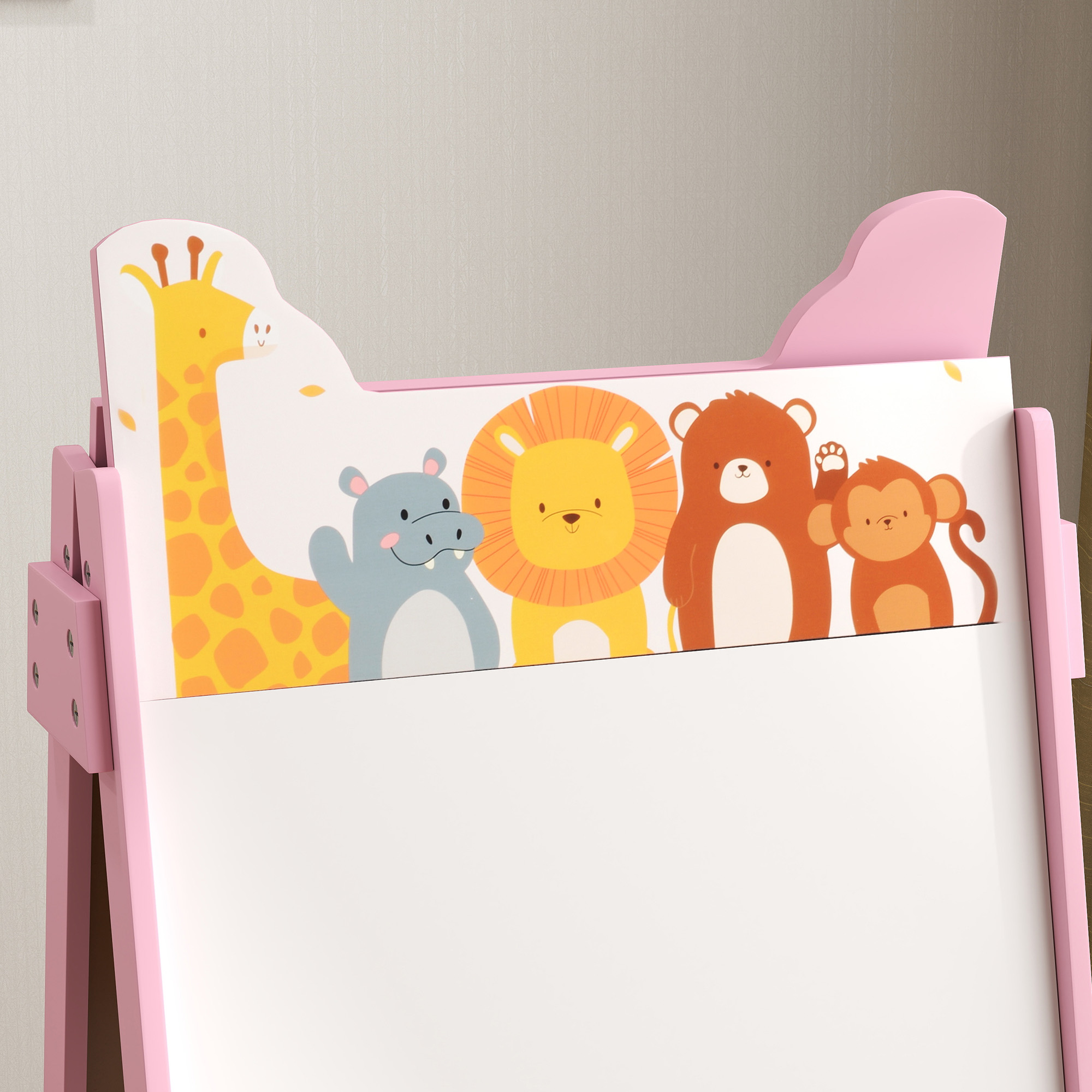 Primo piano della parte superiore di un cavalletto rosa con cartoni animati di animali: giraffa, ippopotamo, leone, orso, scimmia.