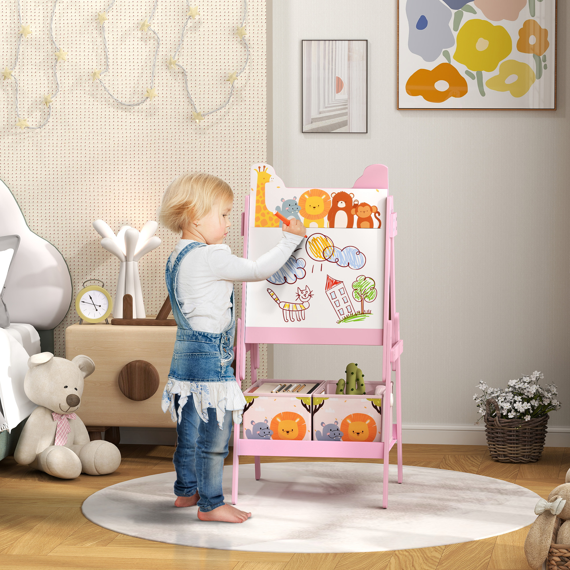 Bambino che disegna su cavalletto rosa con disegni di animali. Giocattoli, orologio e letto visibili.