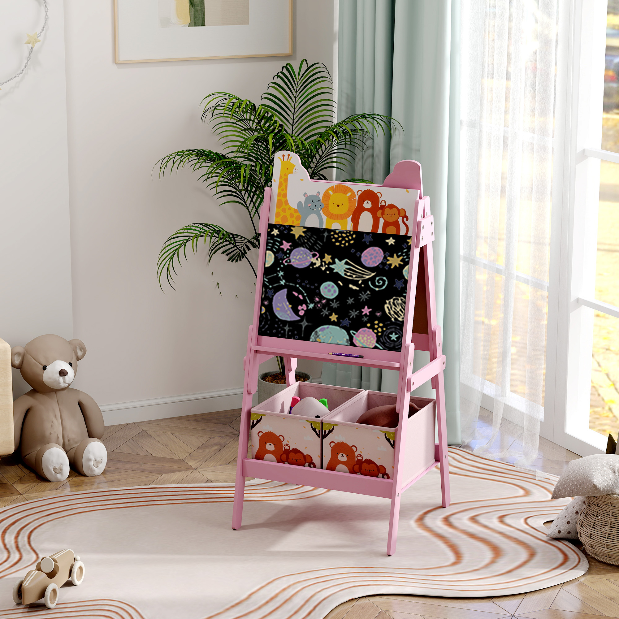 Un cavalletto rosa per bambini con lavagna e lavagna bianca, con un orsacchiotto e un tappeto.