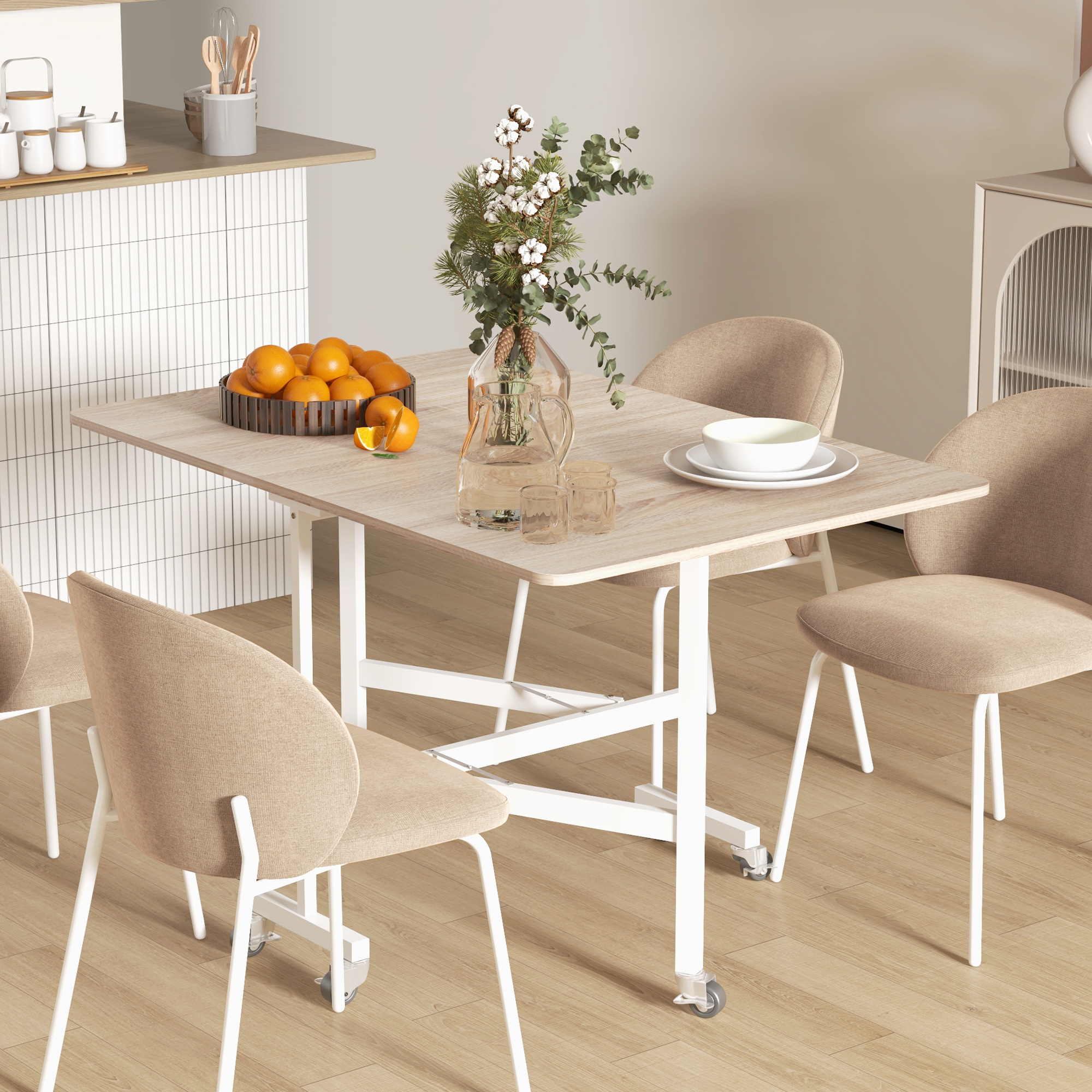 Ein Holztisch mit Orangen und Blumen. Vier Stühle sind um den Tisch. Der Tisch hat Räder.