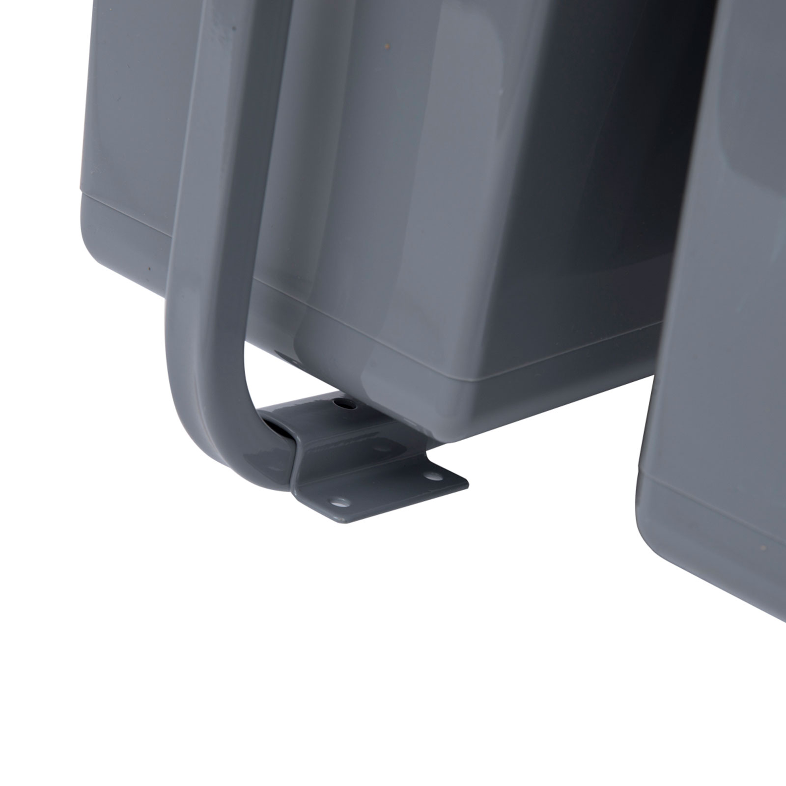 Primo piano di due contenitori di plastica grigi con maniglia curva in metallo e base in metallo.