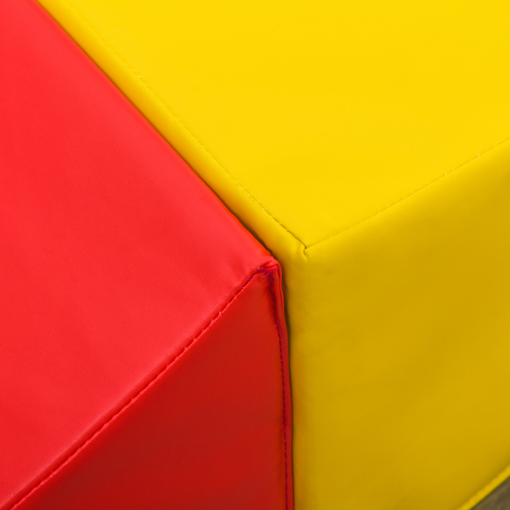 Blocchi di schiuma rossa e gialla formano un angolo. I blocchi rosso e giallo sono uniti da una cucitura.