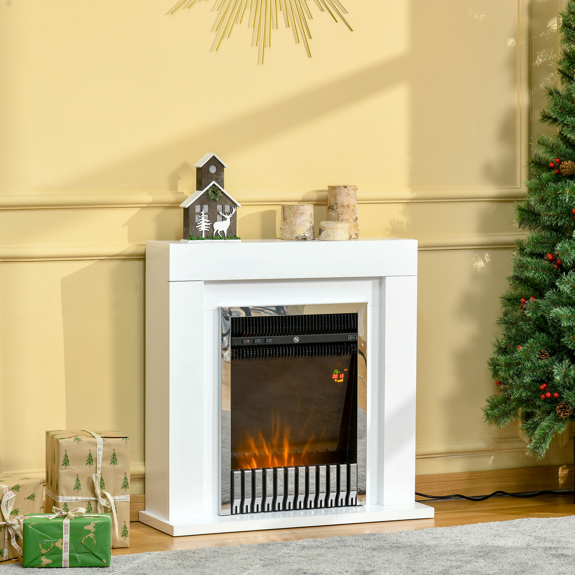 Caminetto bianco con interno nero e un albero di Natale accanto.
