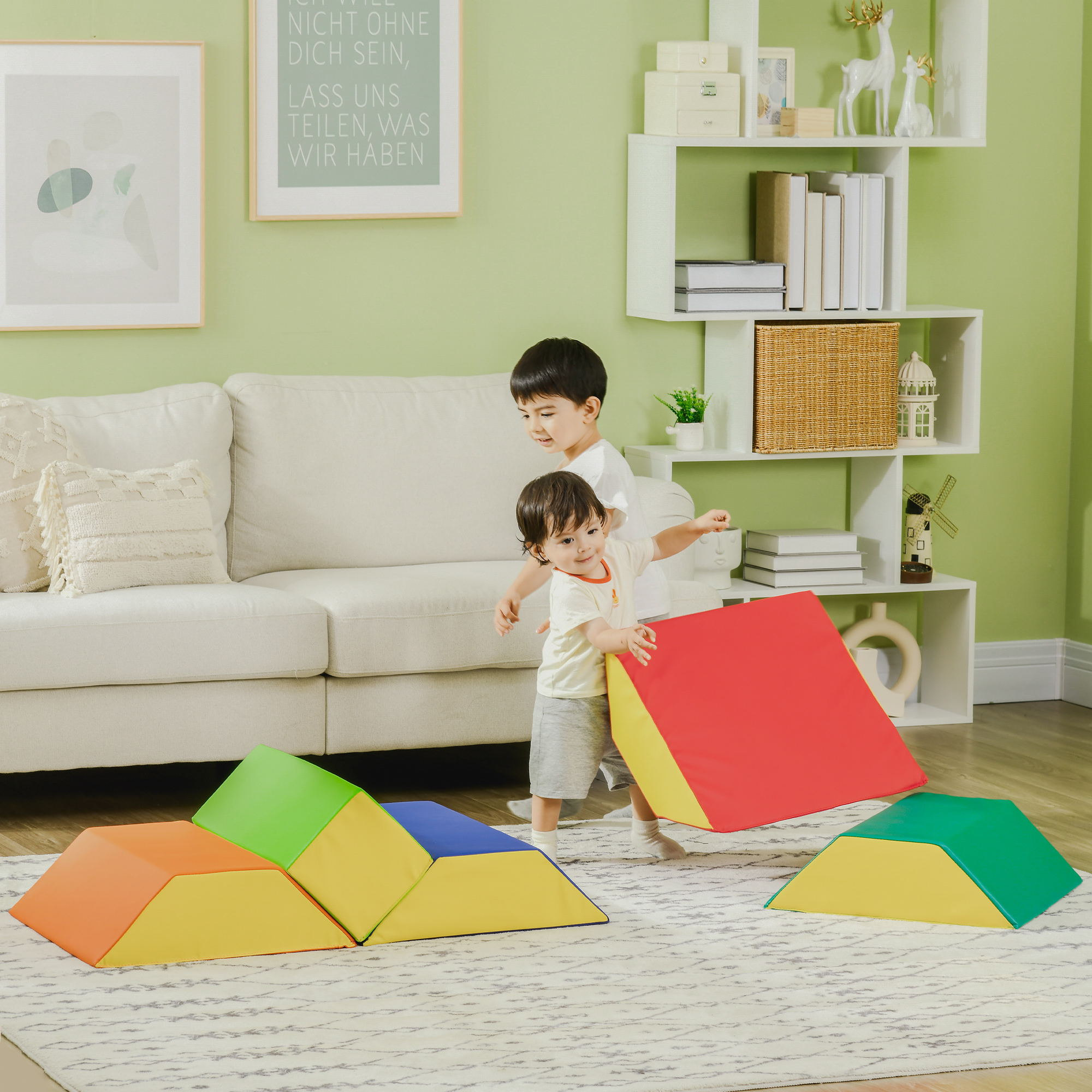 Due bambini che giocano con blocchi colorati su un tappeto in soggiorno.