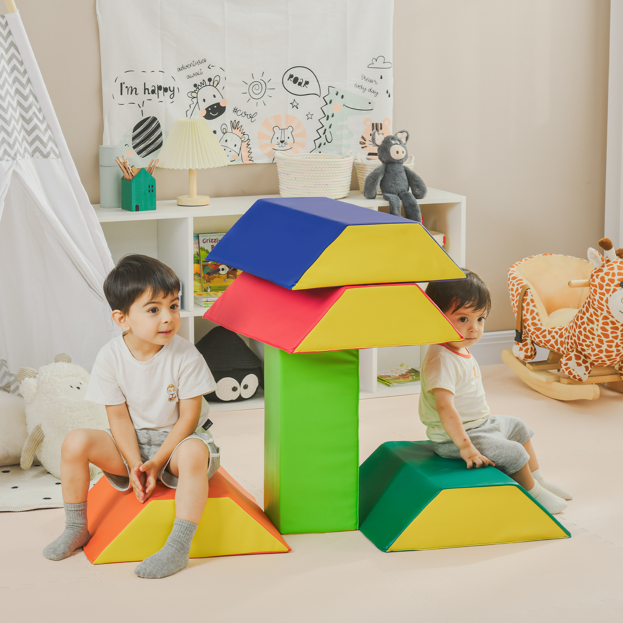 Due bambini che giocano con blocchi di schiuma colorati in una stanza.