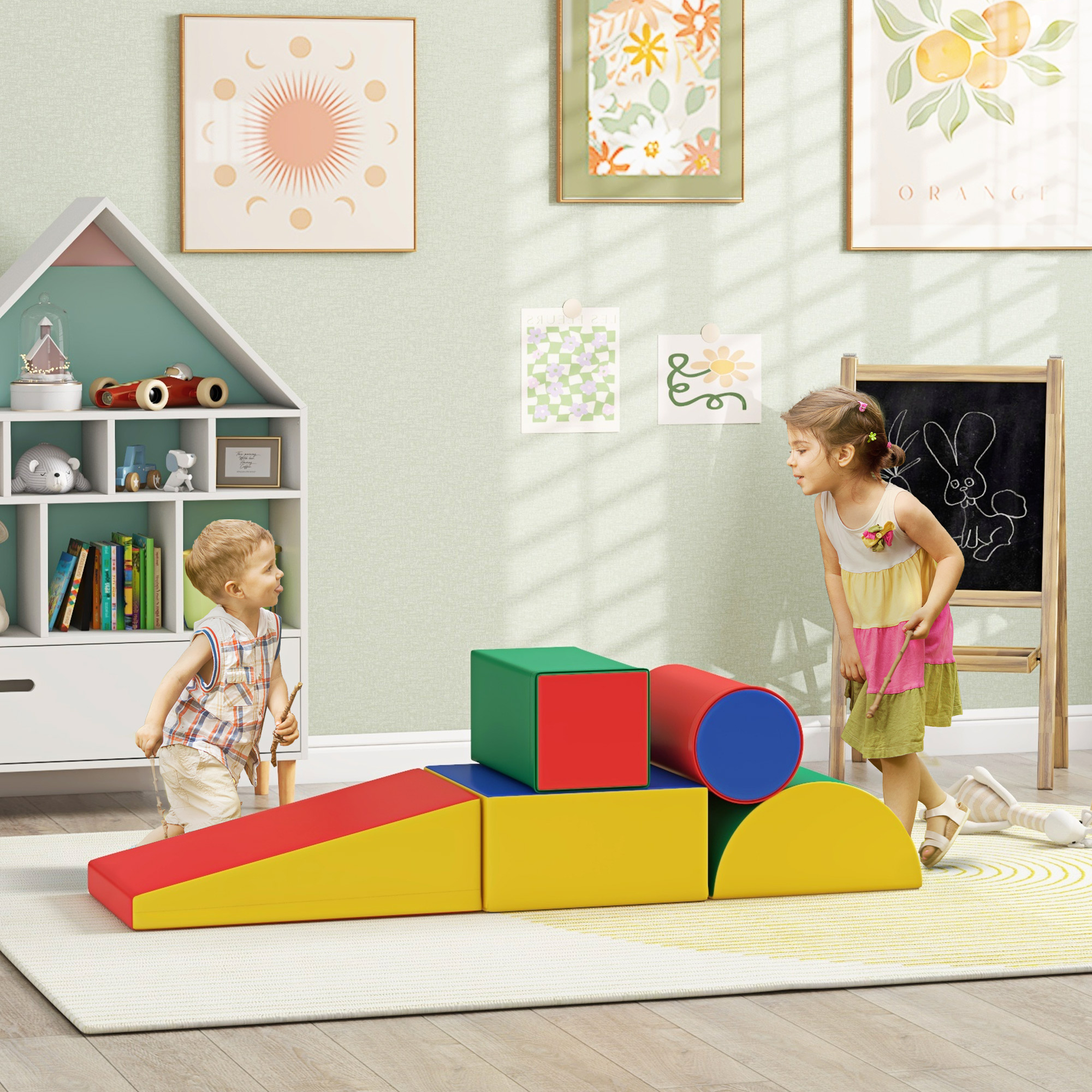 Due bambini giocano con blocchi di schiuma in una stanza. Varie forme e colori in primo piano.