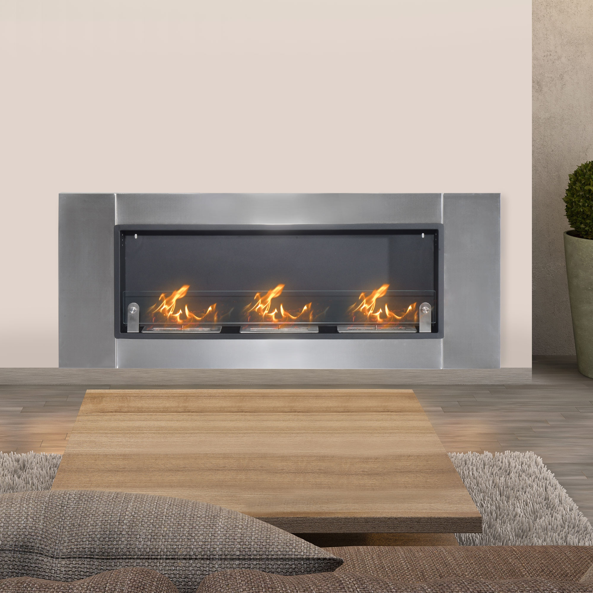 Un moderno camino con fiamme, in un soggiorno con un tavolino in legno.