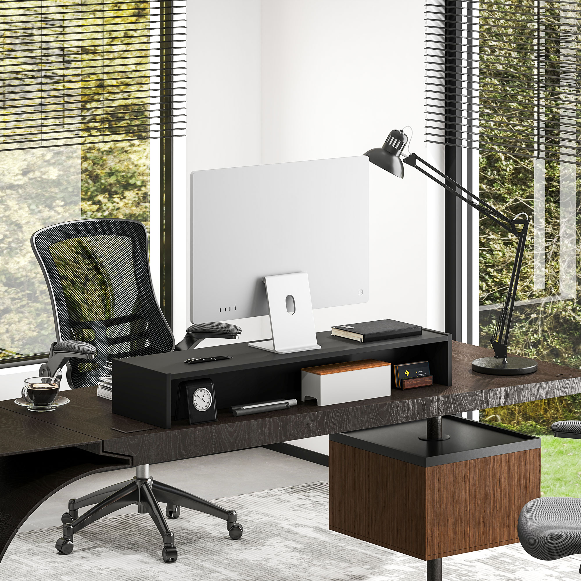 Scrivania moderna con supporto per monitor, sedia e lampada vicino a una finestra.