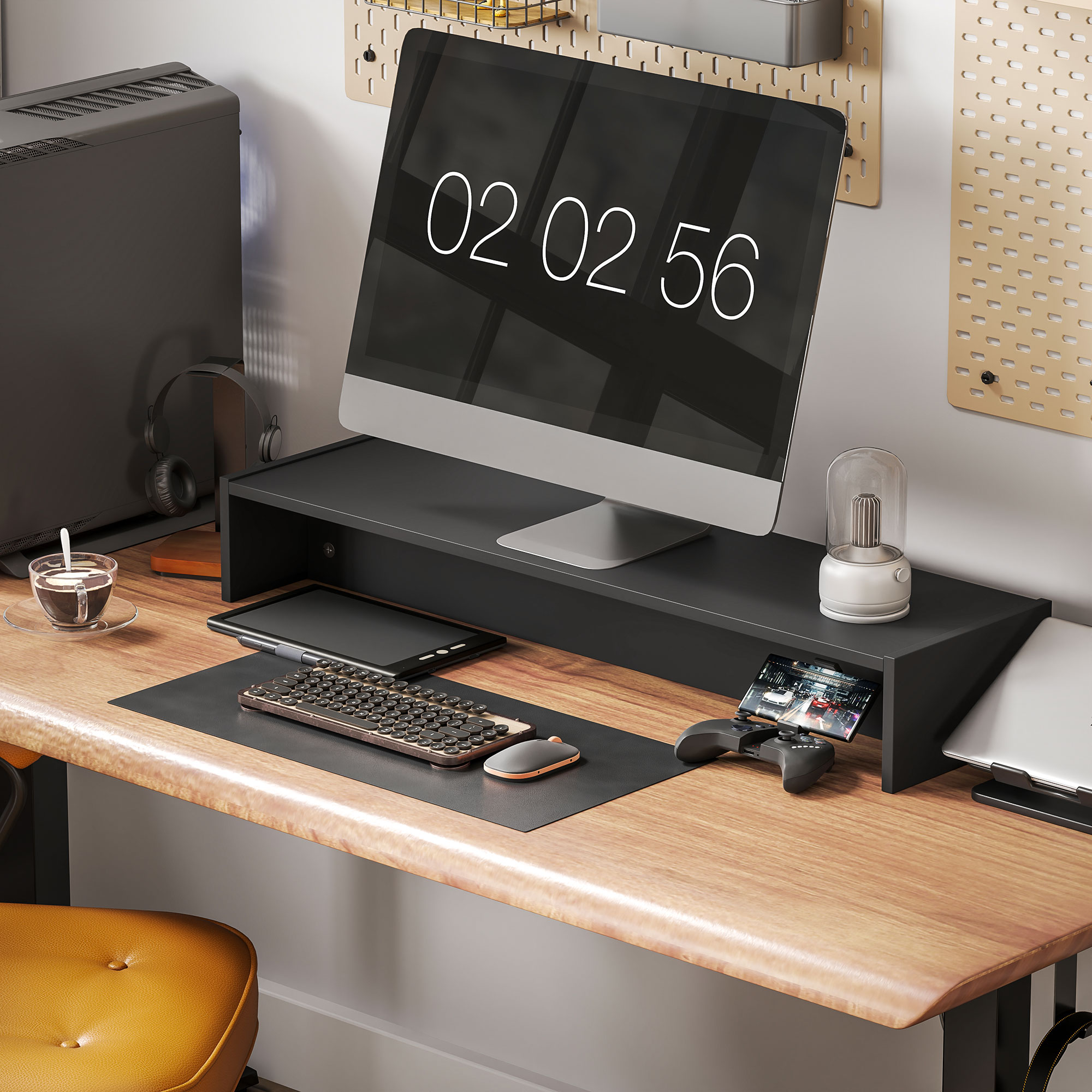 Un'impostazione da scrivania con monitor, tastiera, mouse e accessori su una superficie in legno.