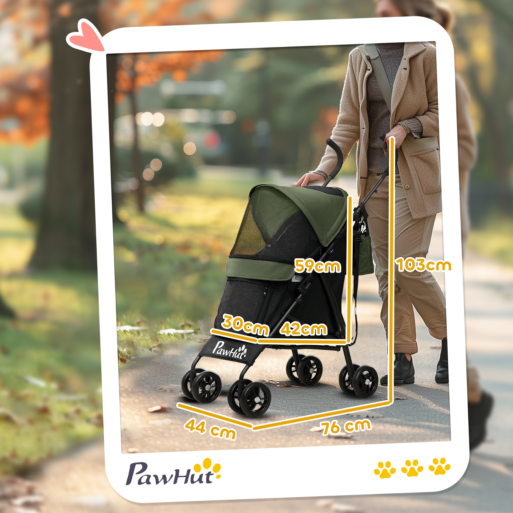 Persona che spinge un passeggino per animali domestici, dimensioni visibili. Ambiente esterno.