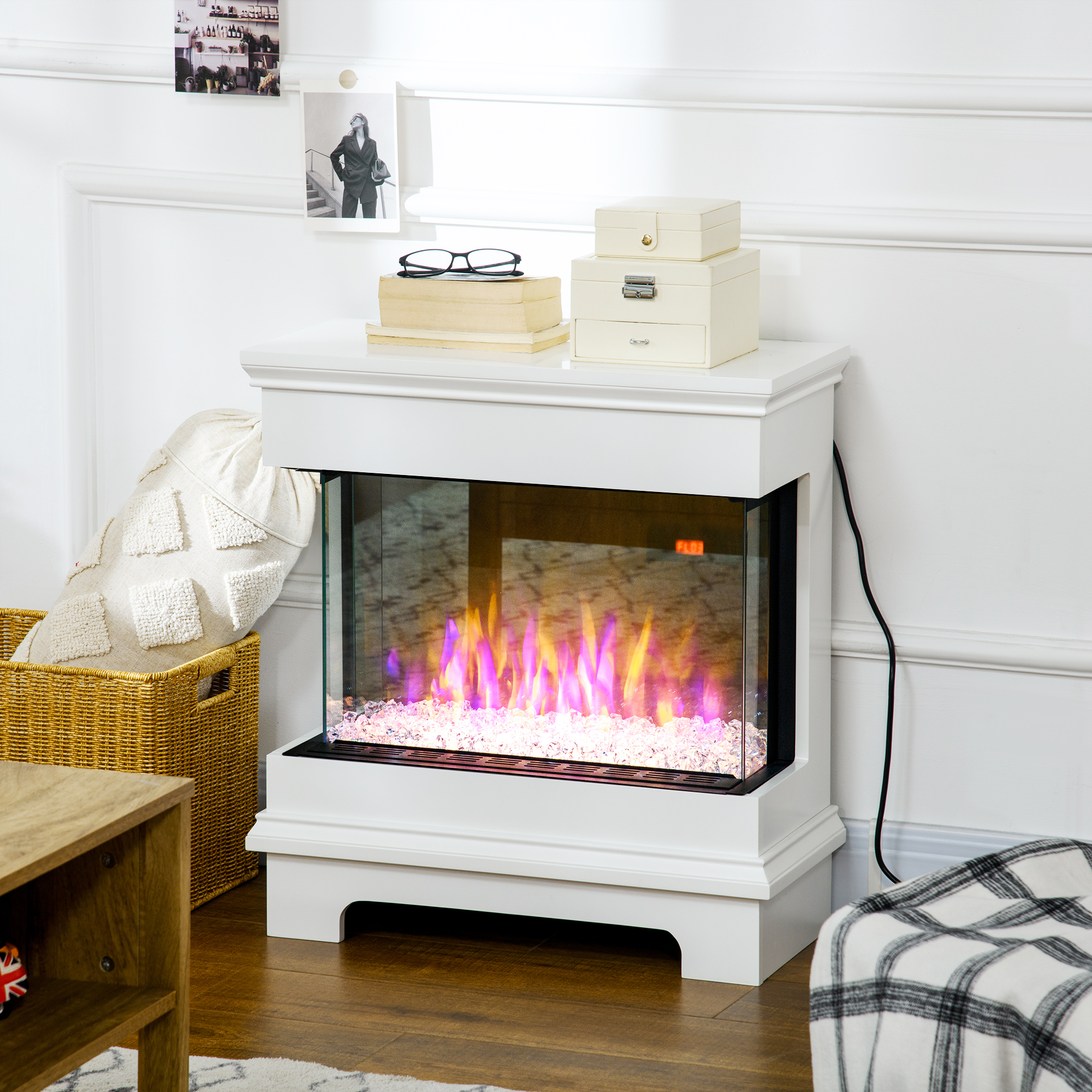 Caminetto elettrico angolare bianco con fiamme. Frontale in vetro, pietre decorative all'interno. Vista laterale.