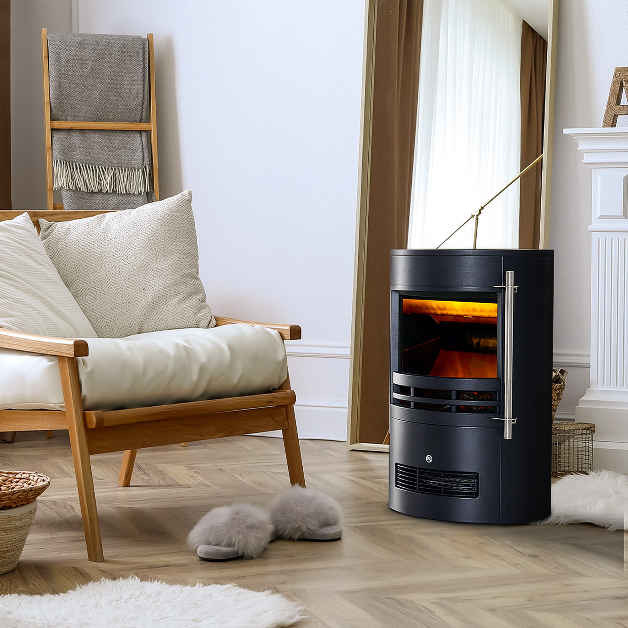 Caminetto elettrico nero in una stanza. Fiamme visibili, con uno specchio e altre decorazioni sullo sfondo.