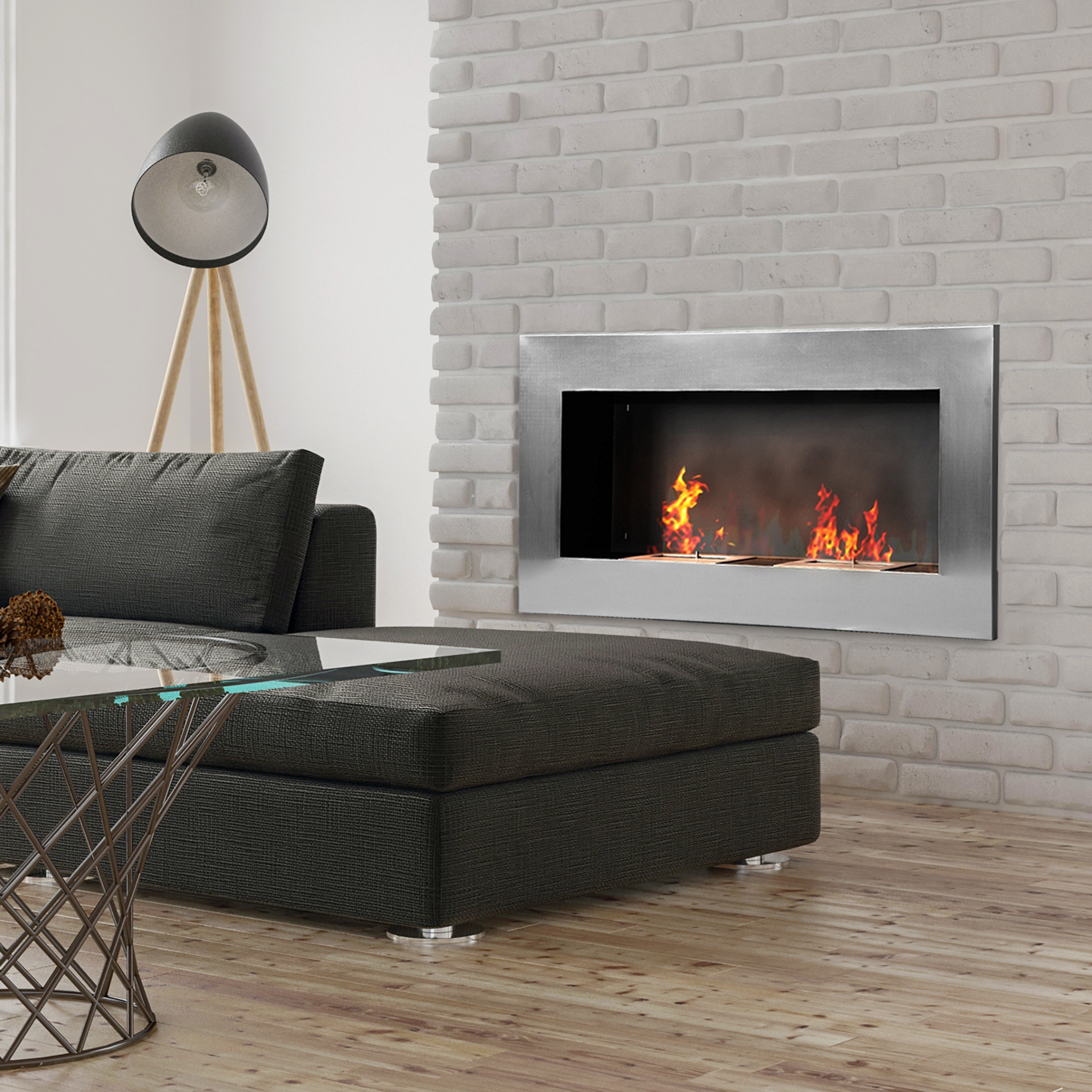 Caminetto moderno incastonato in un muro di mattoni bianchi. Ha una cornice in metallo con fiamme visibili.