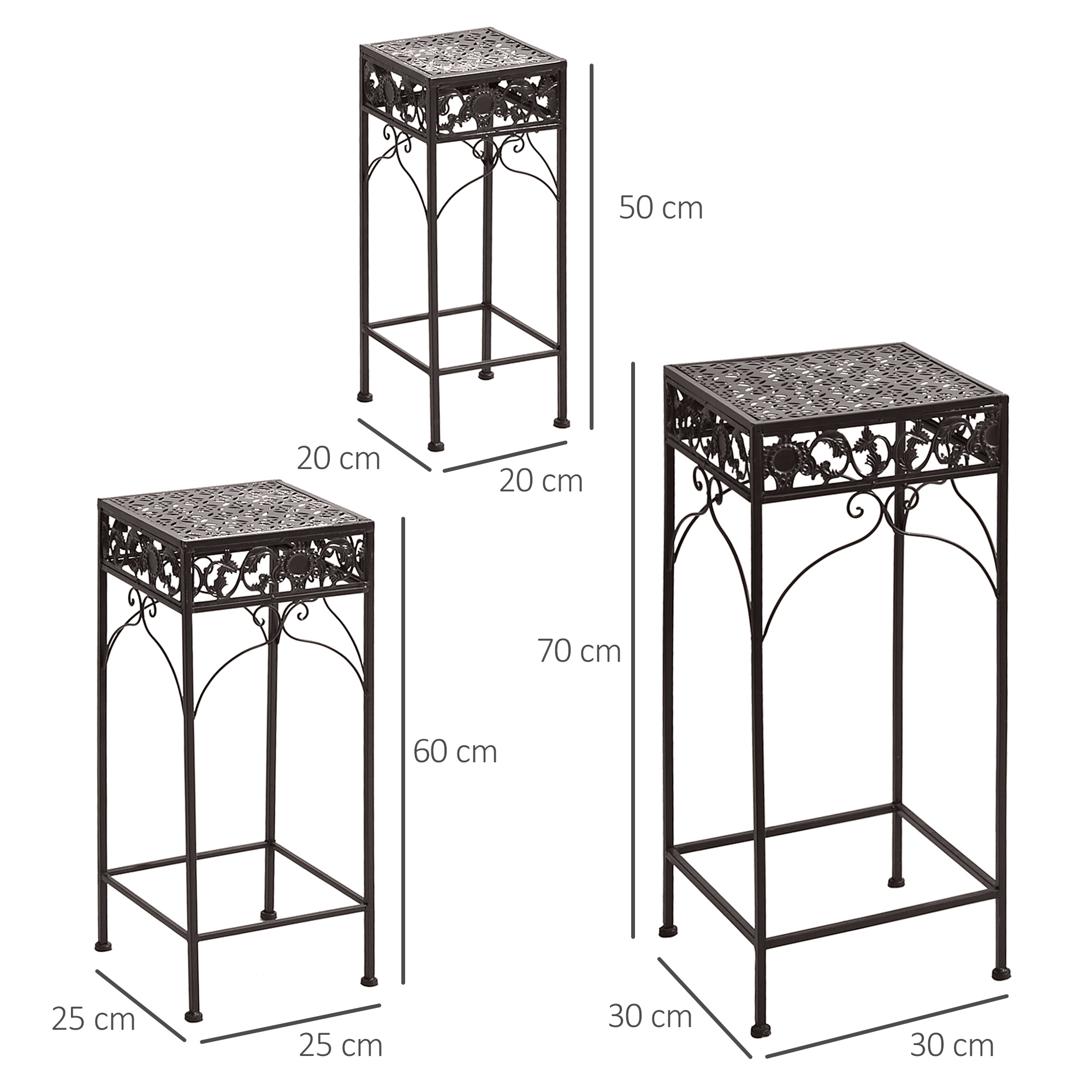 Tre supporti decorativi in metallo per piante di diverse altezze. Presentano decorazioni floreali ornate.