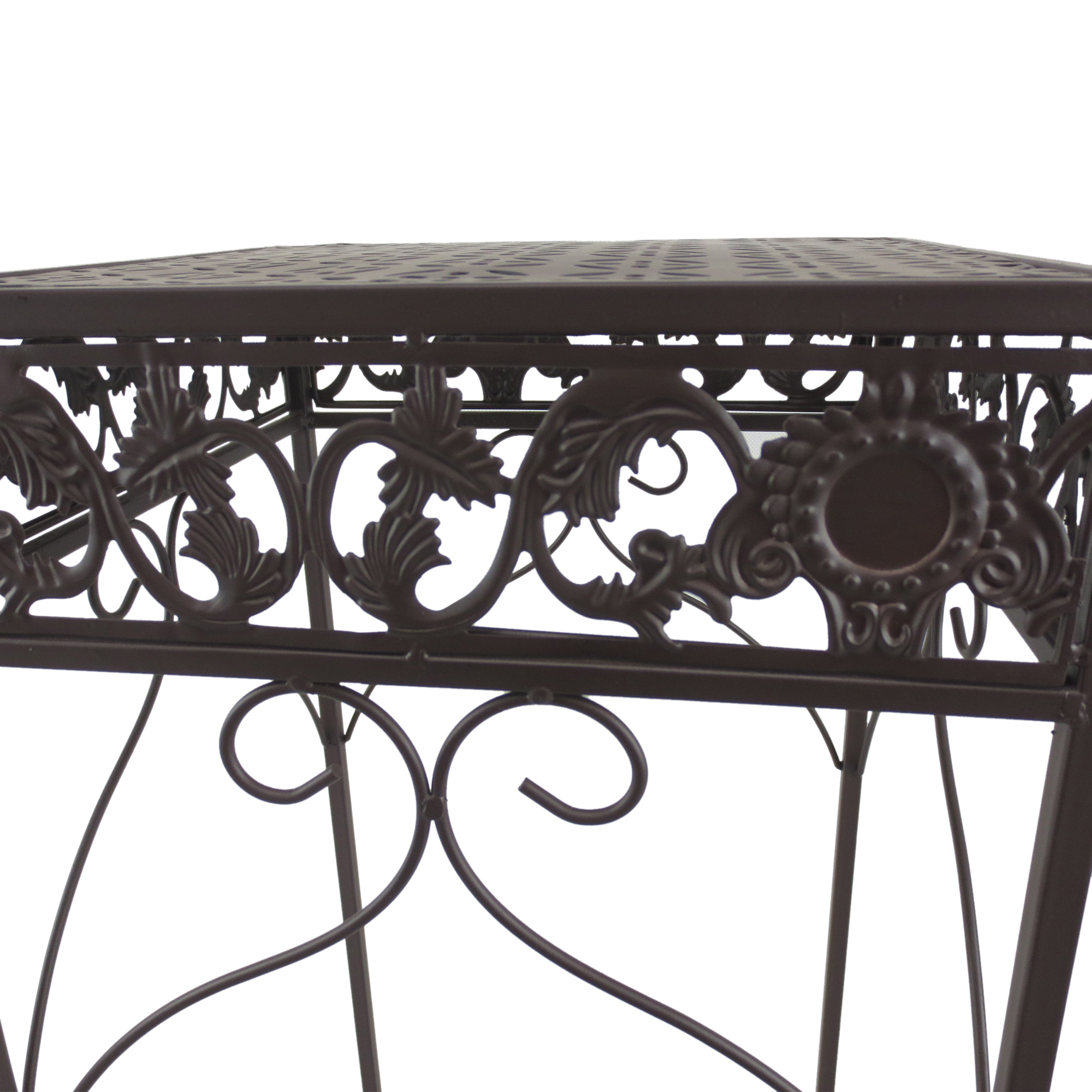 Primo piano del bordo di un tavolo in metallo marrone con decorazioni ornate e piano forato.