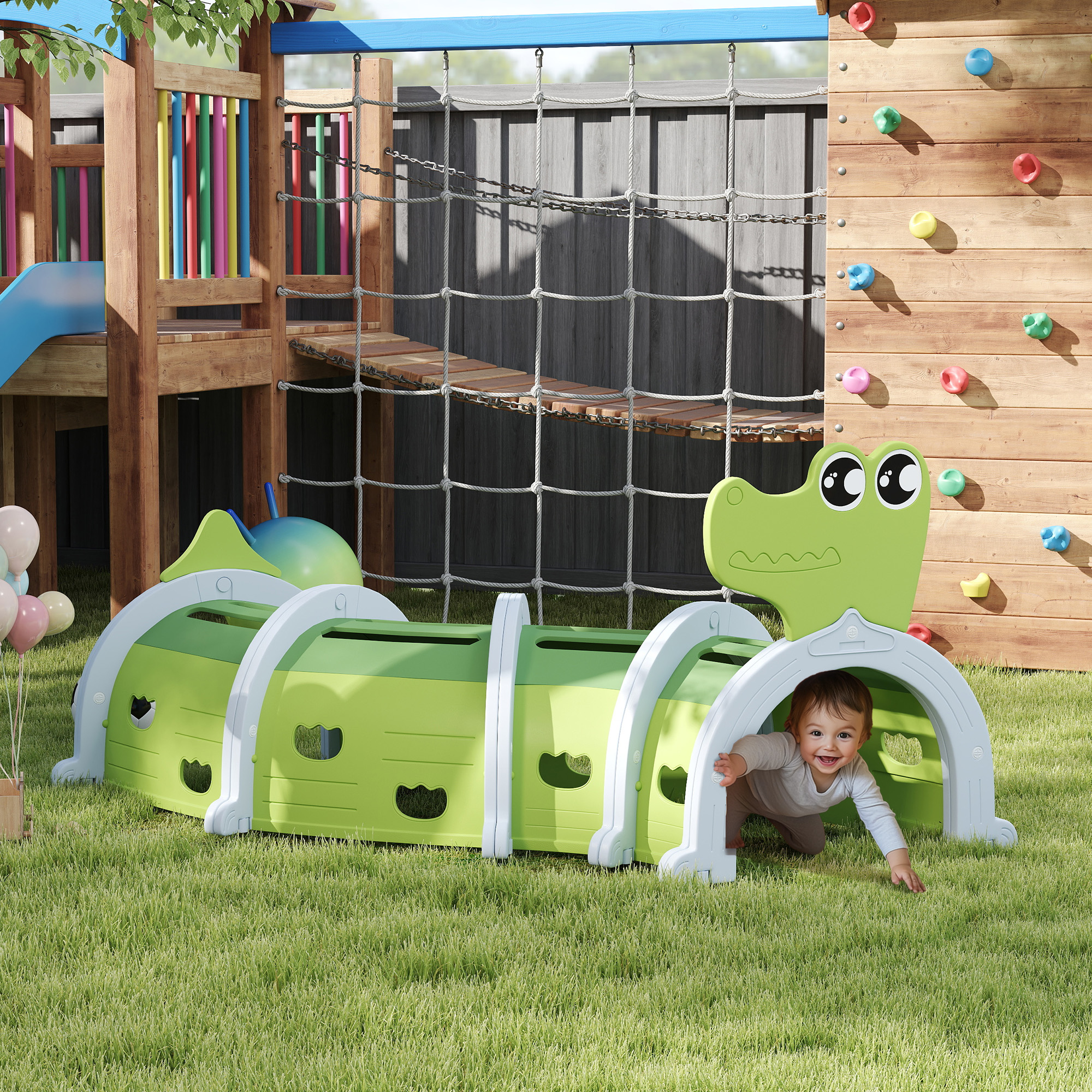 Bambino in un set da gioco a tunnel verde. Parco giochi in legno sullo sfondo.