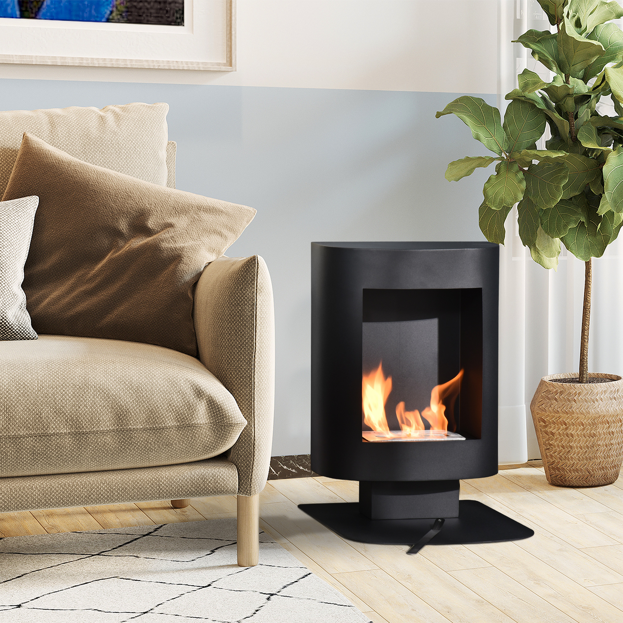 Un camino nero con fiamme, accanto a un divano beige e una grande pianta da interno. La stanza ha un design moderno.