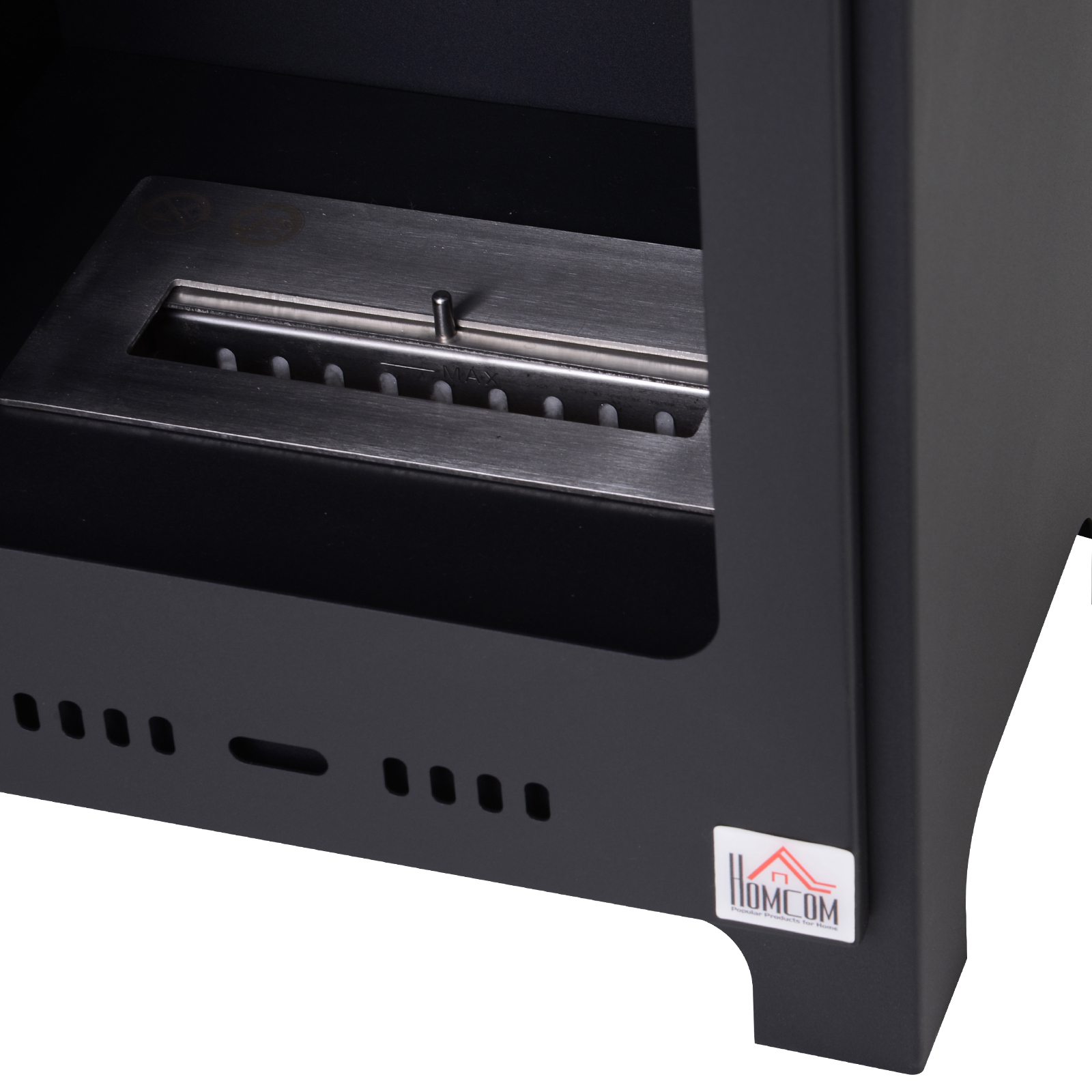Primo piano di un caminetto nero con un bruciatore in metallo e il logo Homcom.