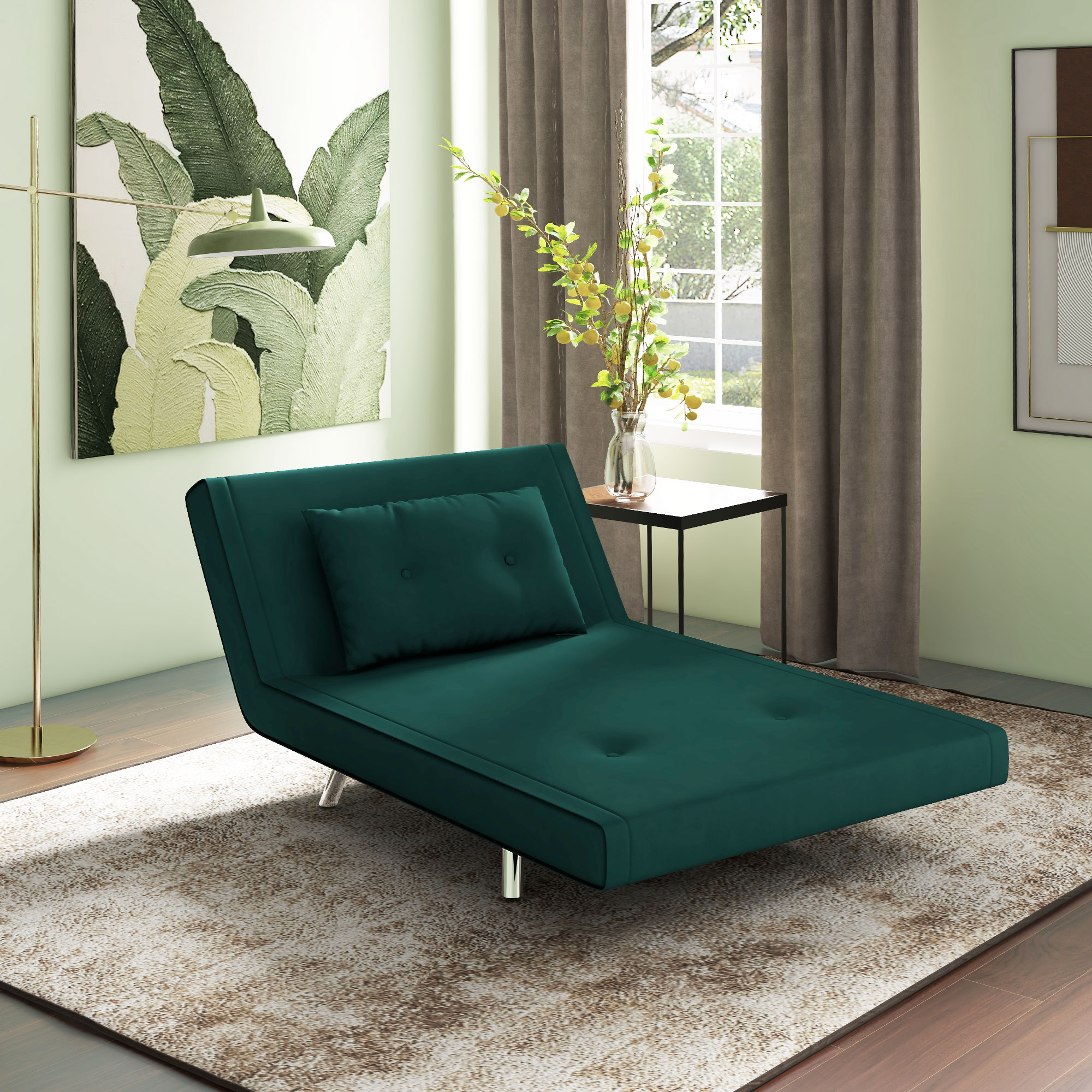 Chaise longue verde su un tappeto. Un cuscino sullo schienale. Un tavolino, tende e vaso nella scena.