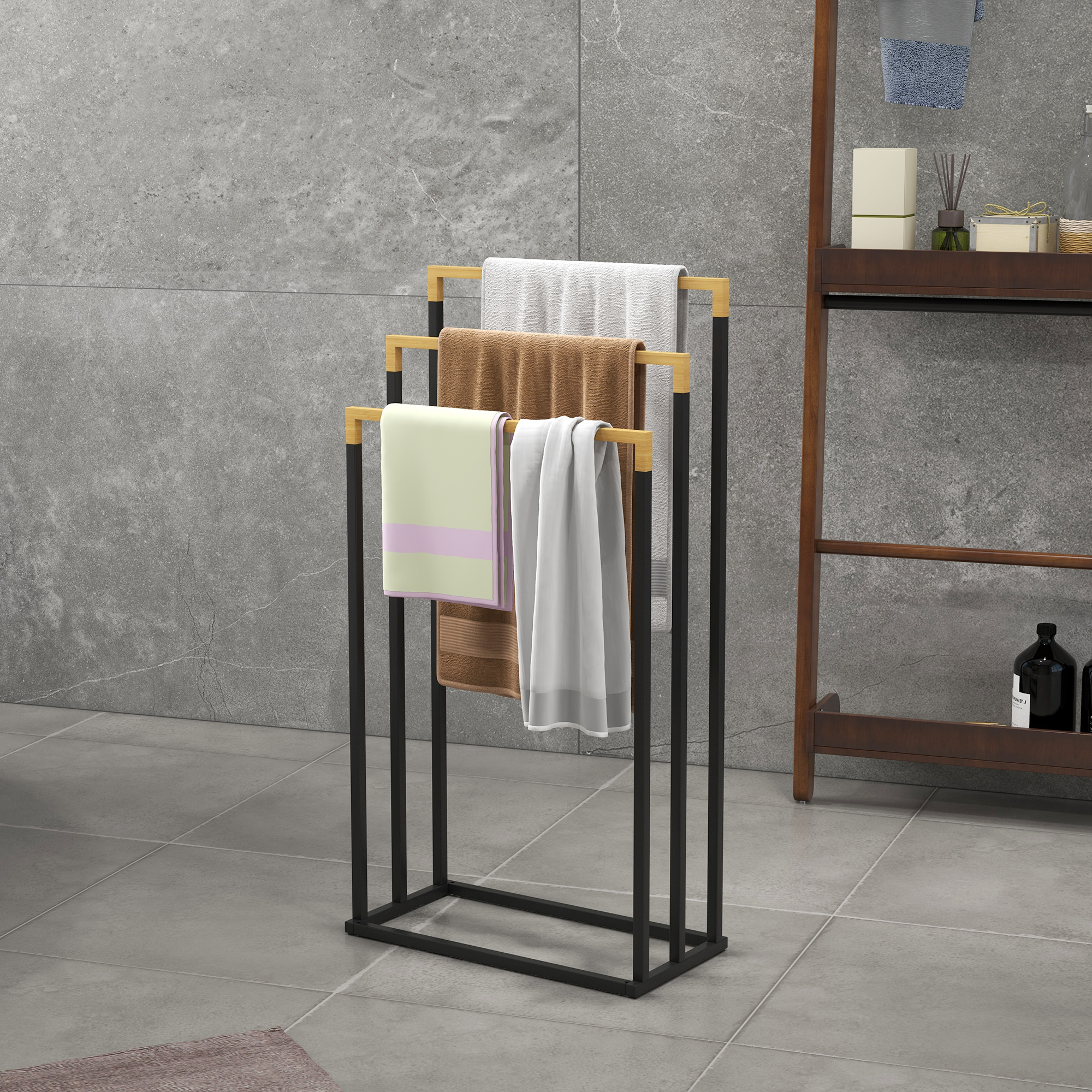 Un portasciugamani con asciugamani sopra. È in un bagno con un muro grigio.