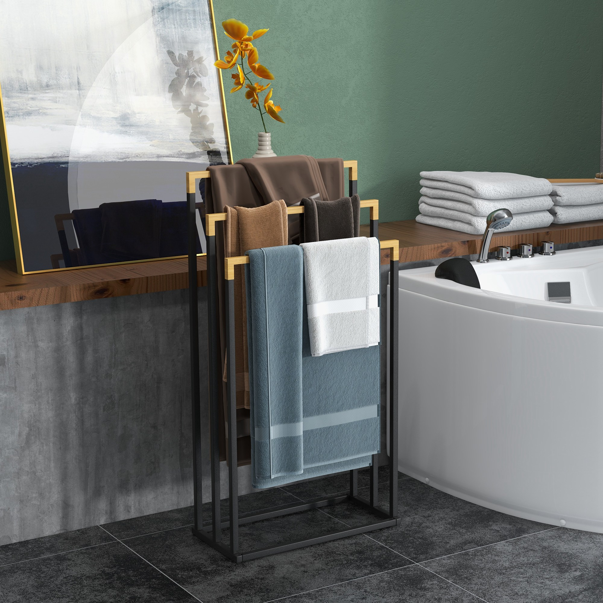 Un portasciugamani con asciugamani di vari colori si trova in un bagno. Un vaso è sulla mensola.