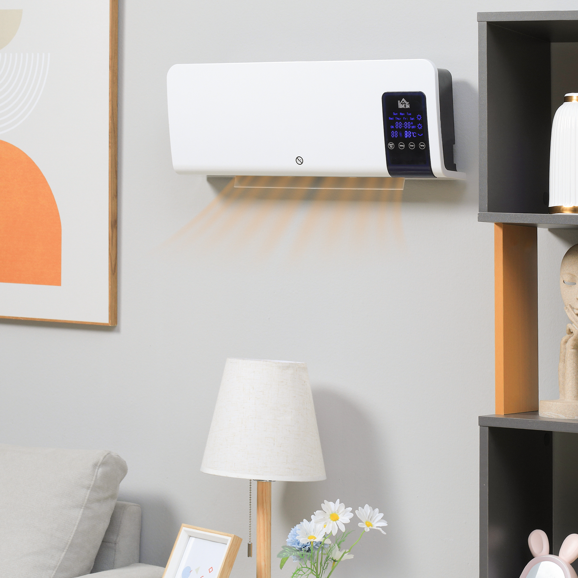 Condizionatore bianco a parete con display blu. Lampada e decorazioni visibili.