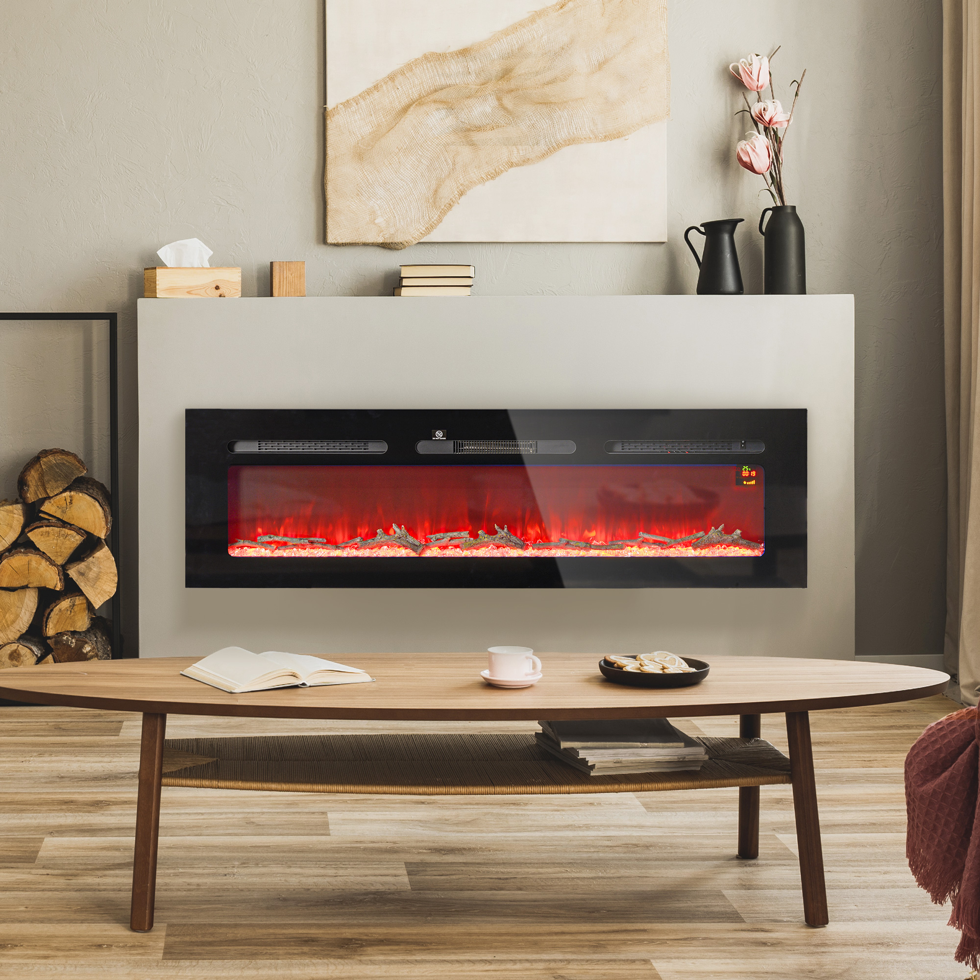 Soggiorno con camino elettrico, tavolino e decorazioni. Il camino ha un telaio nero e fiamme rosse.