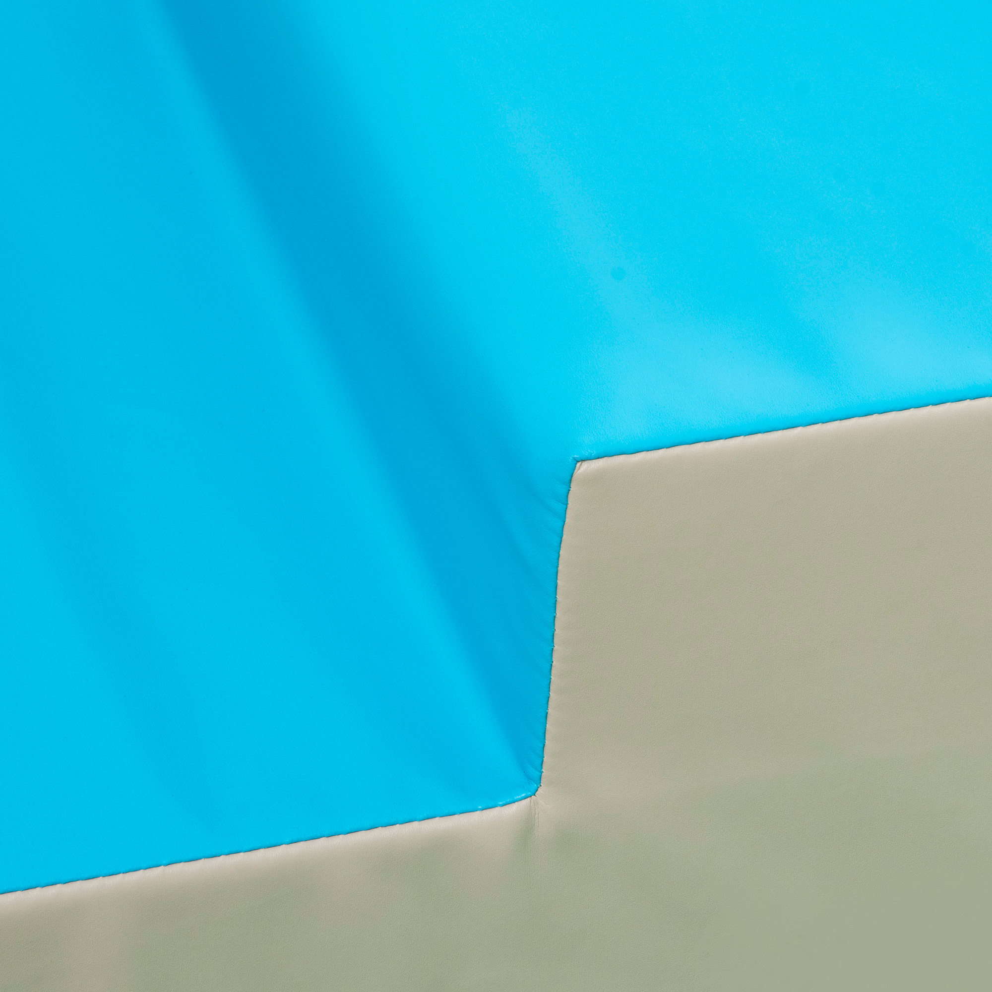 Un'immagine astratta con un design a blocchi di colore blu e beige.