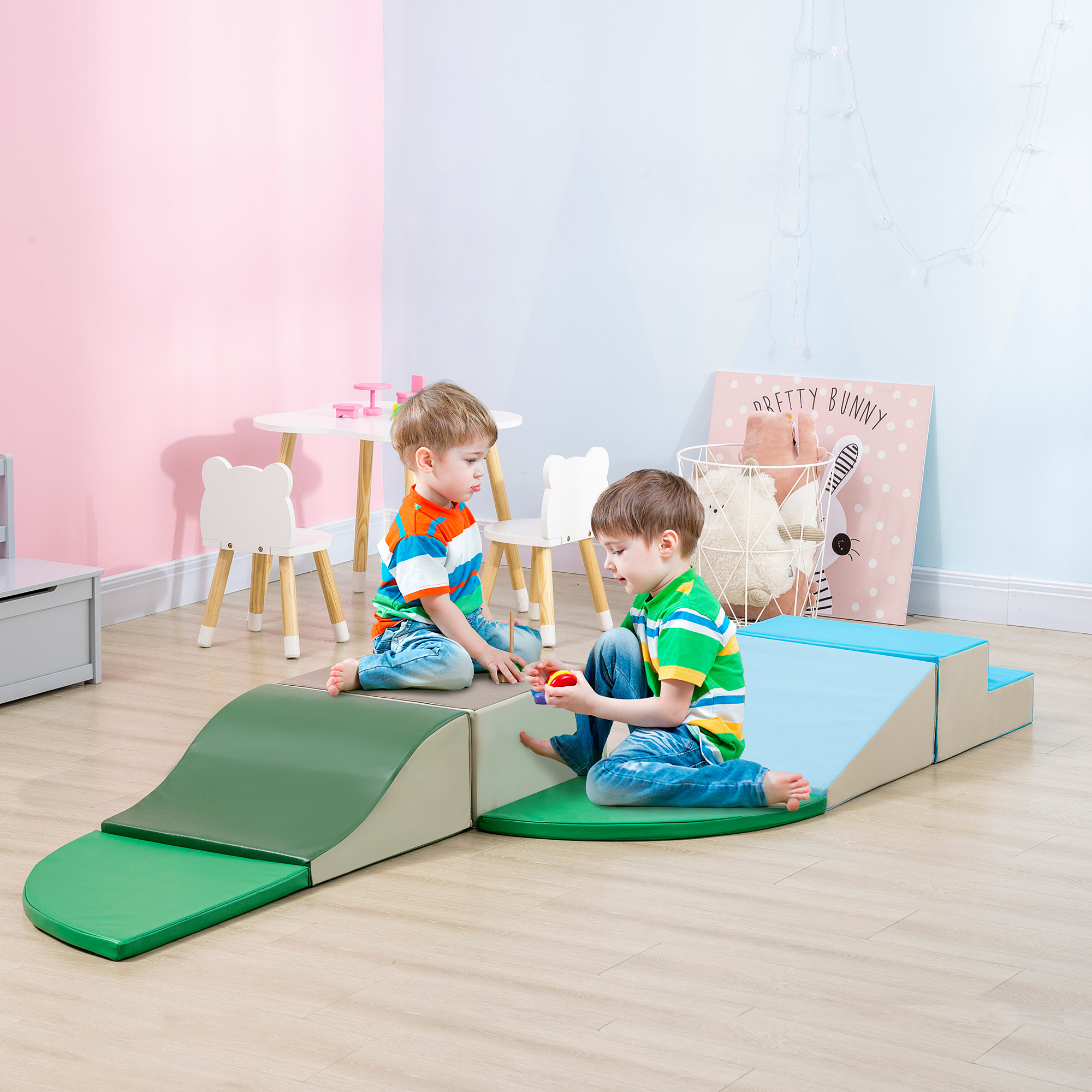 Due bambini che giocano su un set da gioco in schiuma colorata. Il set include rampe e pezzi curvi.