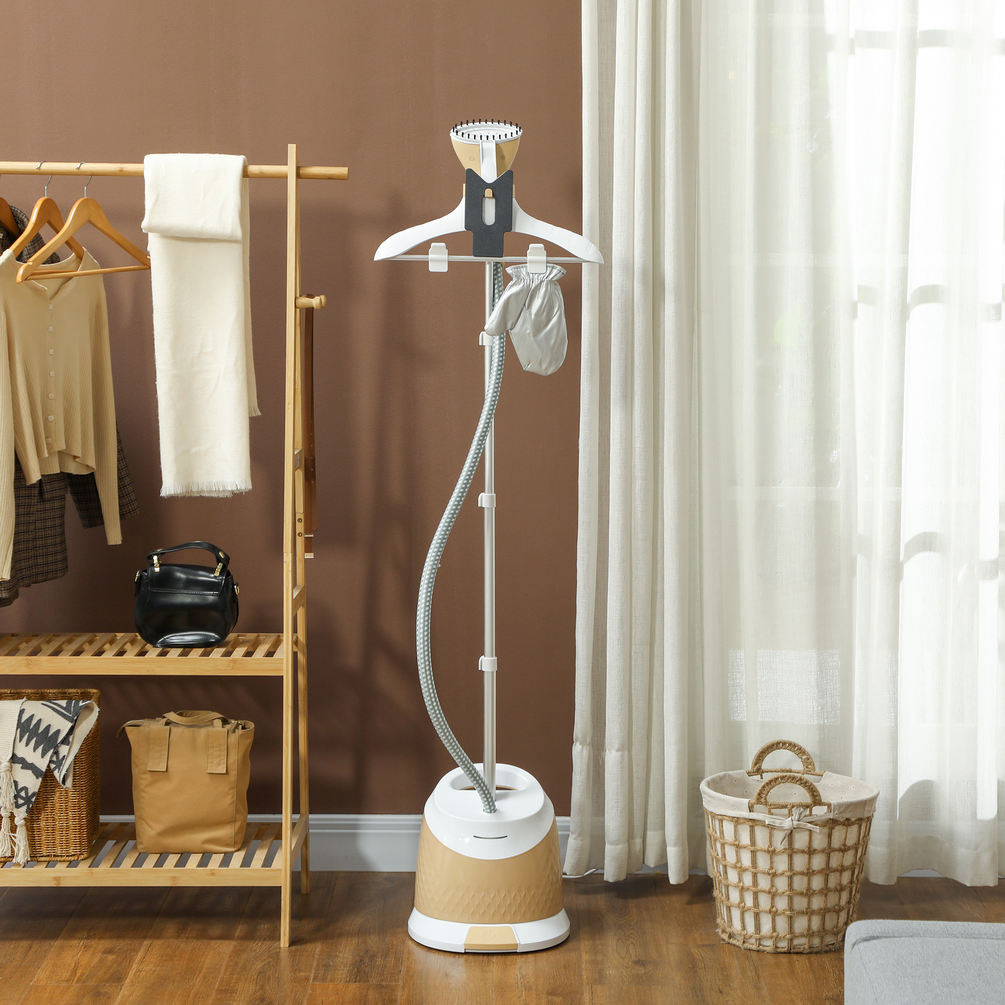 Un vaporizzatore per vestiti in piedi con un design bianco e beige, vicino a un attaccapanni e una finestra.