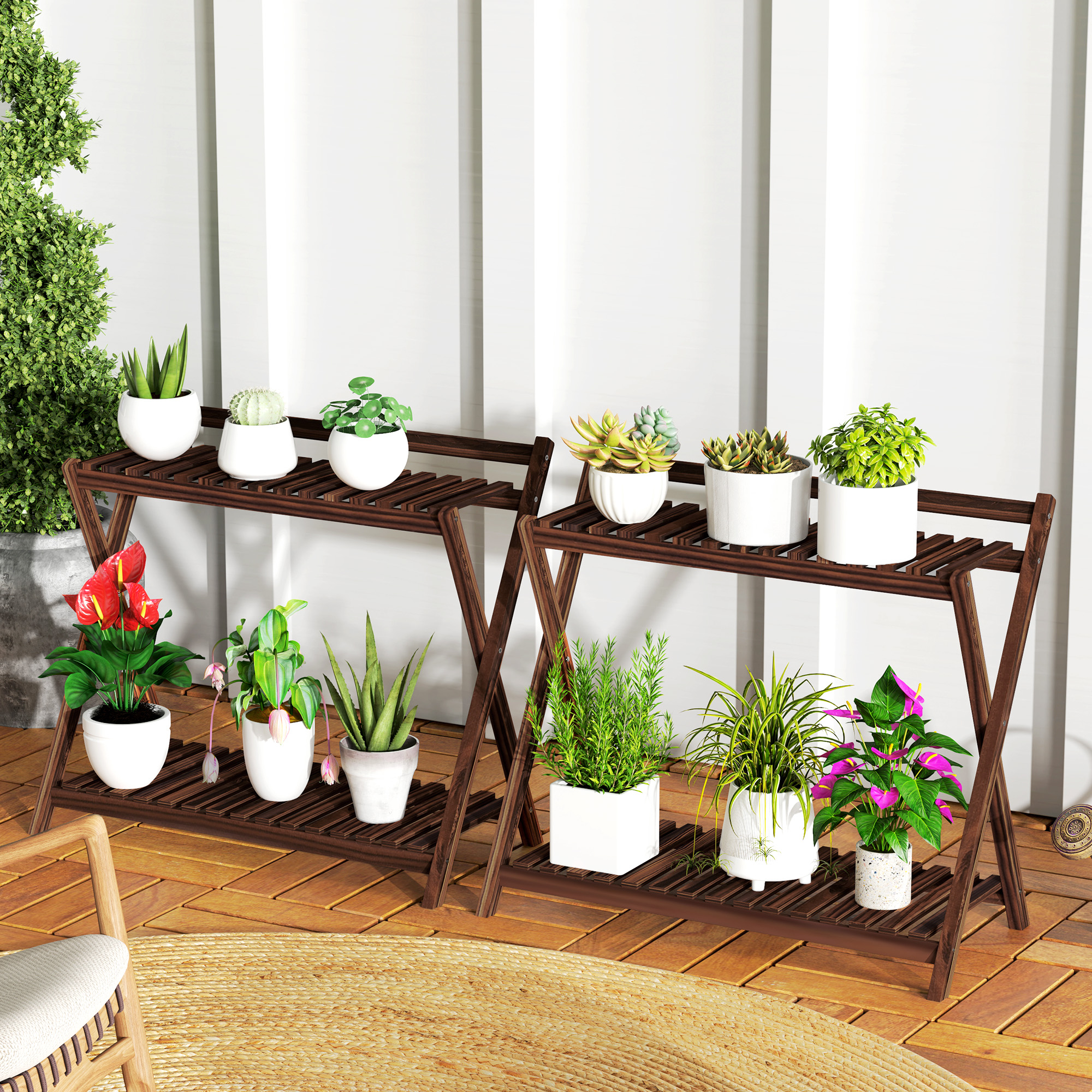 Due supporti per piante in legno con varie piante in vaso su una terrazza in legno.