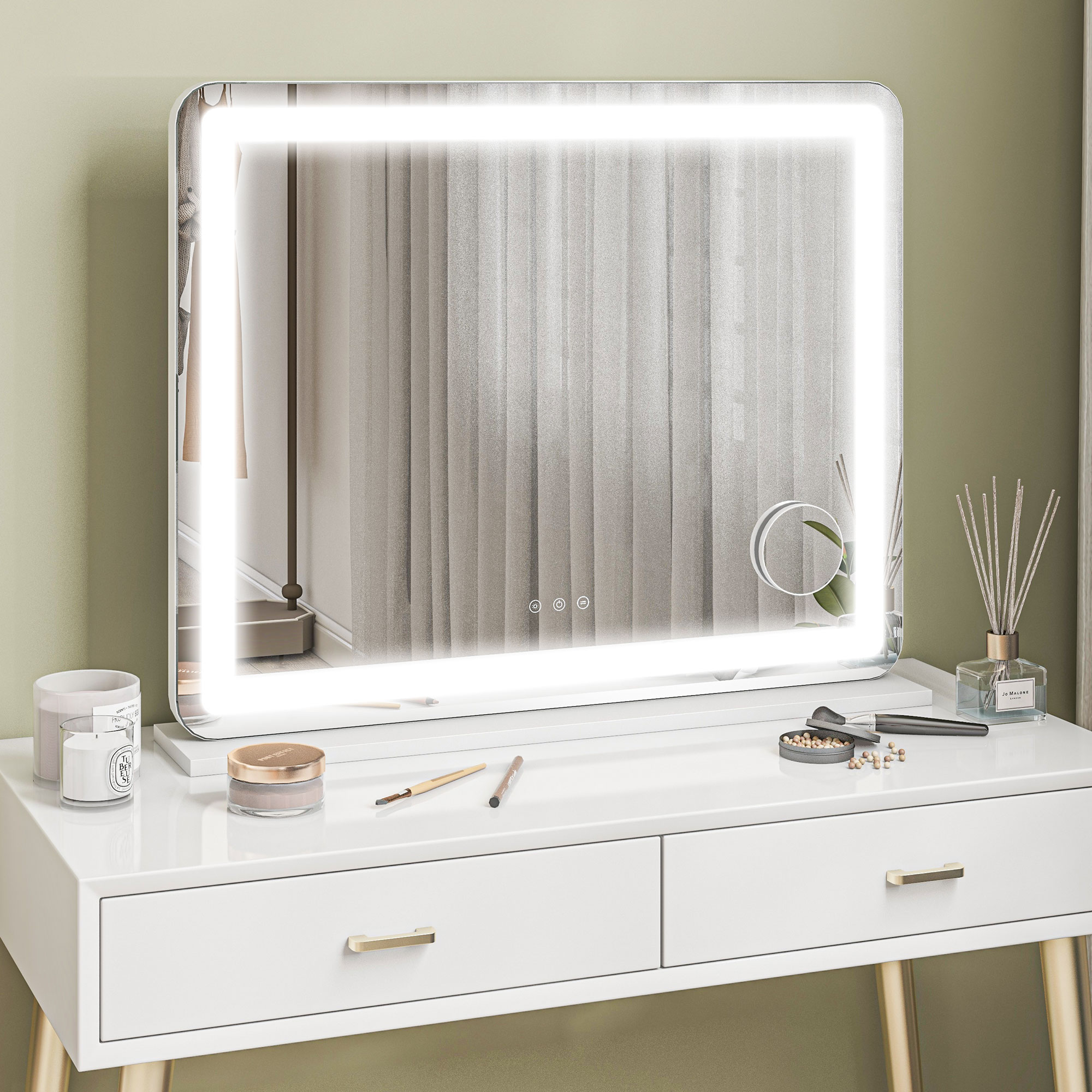 Un mobile da toeletta bianco con specchio illuminato, trucco e accessori. L'ambiente è una stanza.