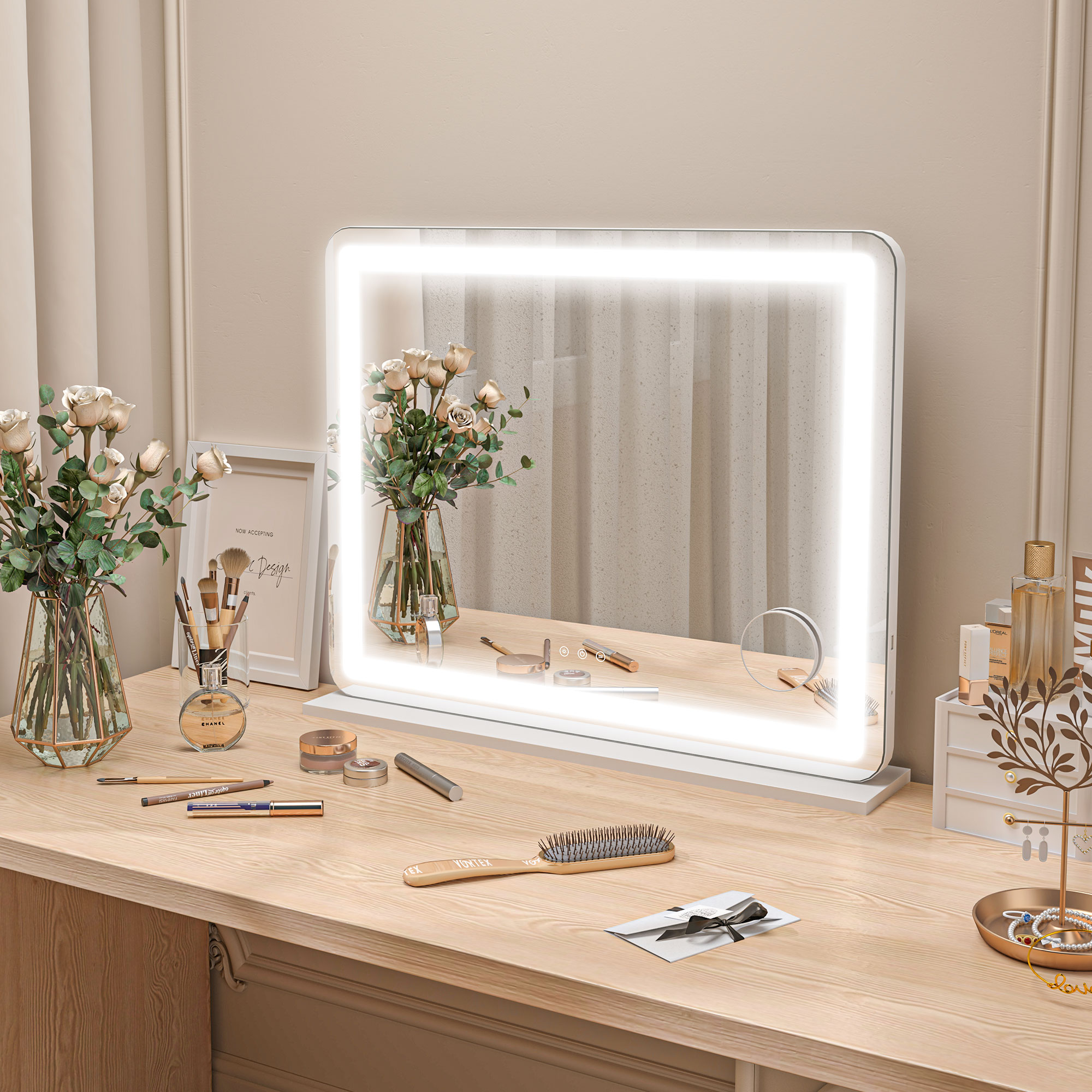 Tavolo da trucco con specchio, fiori e trucchi.