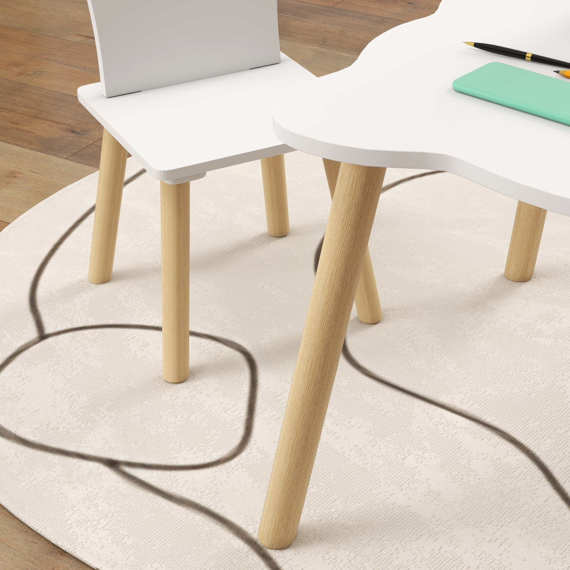 Un set di tavolo e sedia bianchi. Il tavolo ha la forma di un fiore e le gambe sono color legno chiaro.