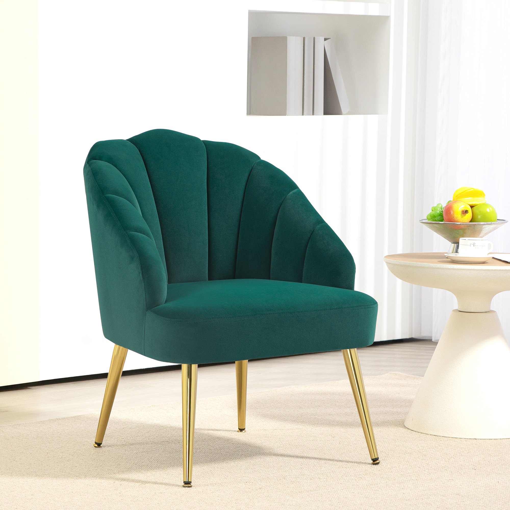 Sedia a conchiglia in velluto verde con gambe dorate.