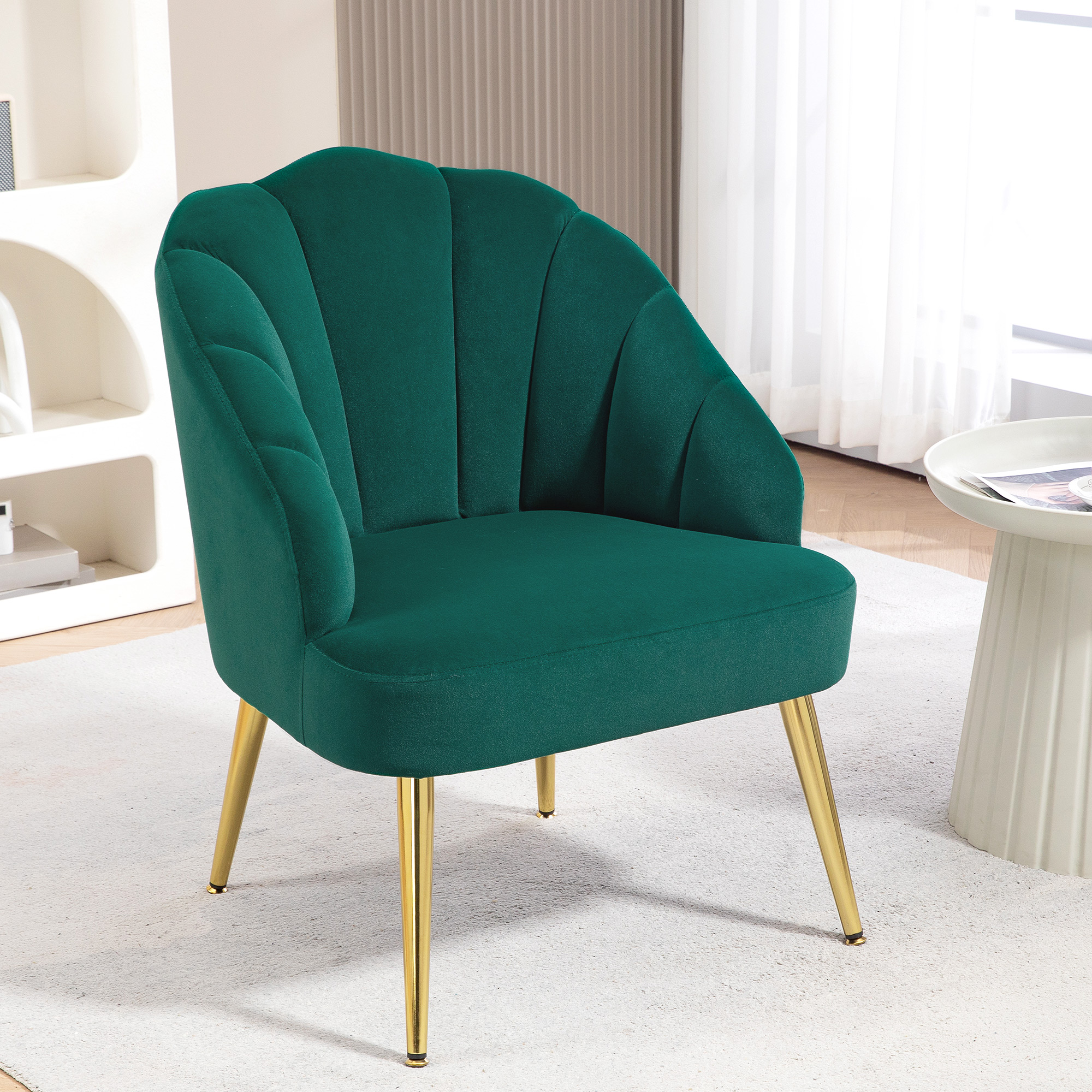 Sedia in velluto verde con gambe dorate. Design unico a forma di conchiglia.