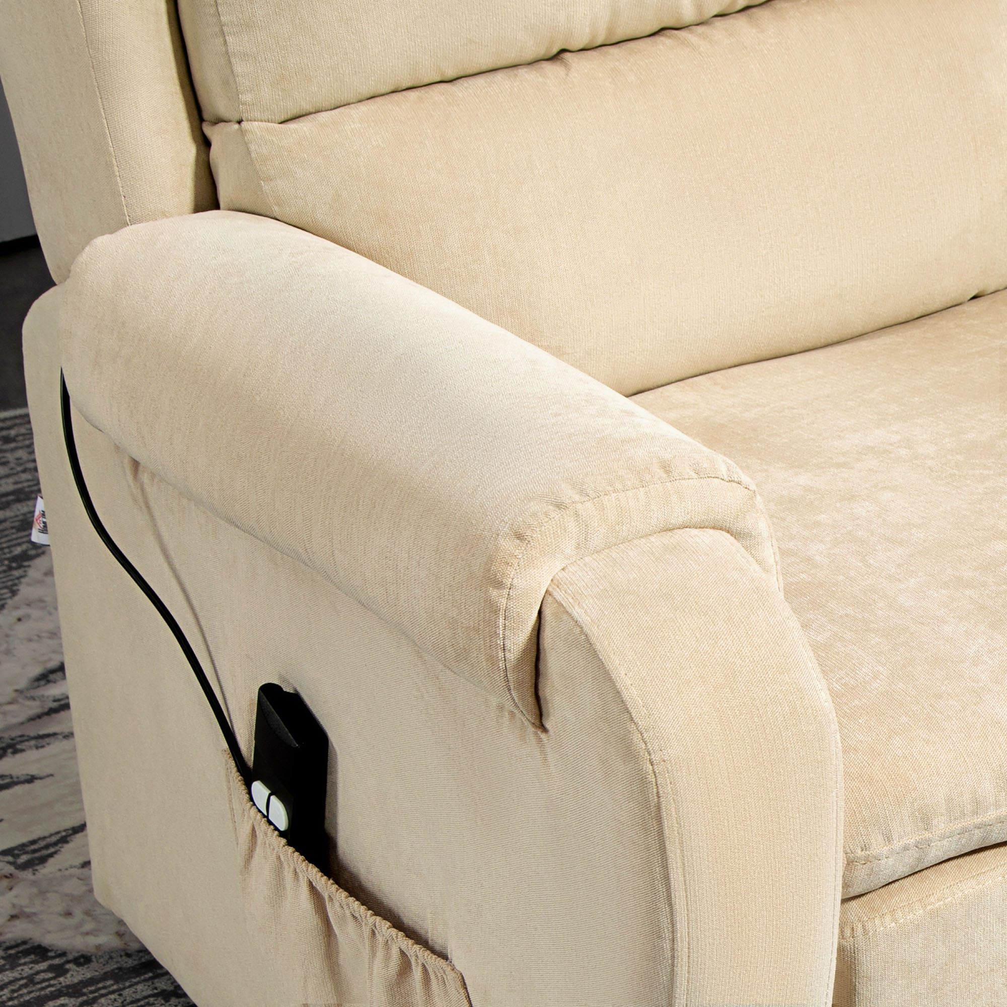Poltrona reclinabile beige con tasca laterale, con telecomando.