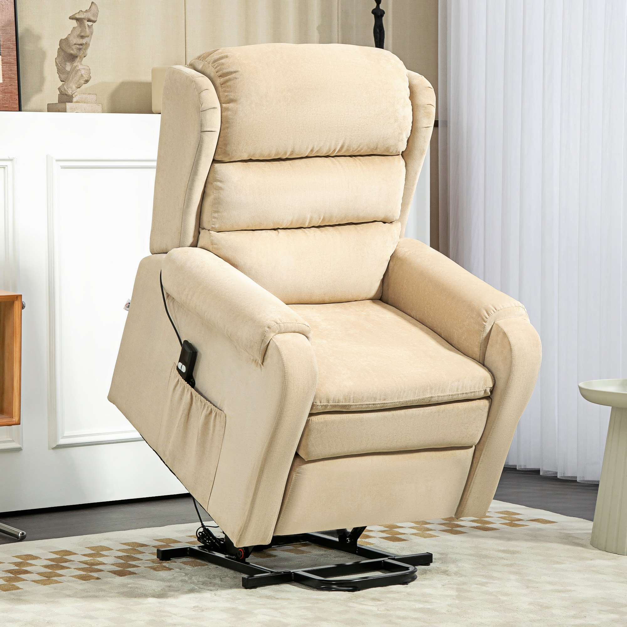 Poltrona reclinabile beige su telaio nero.