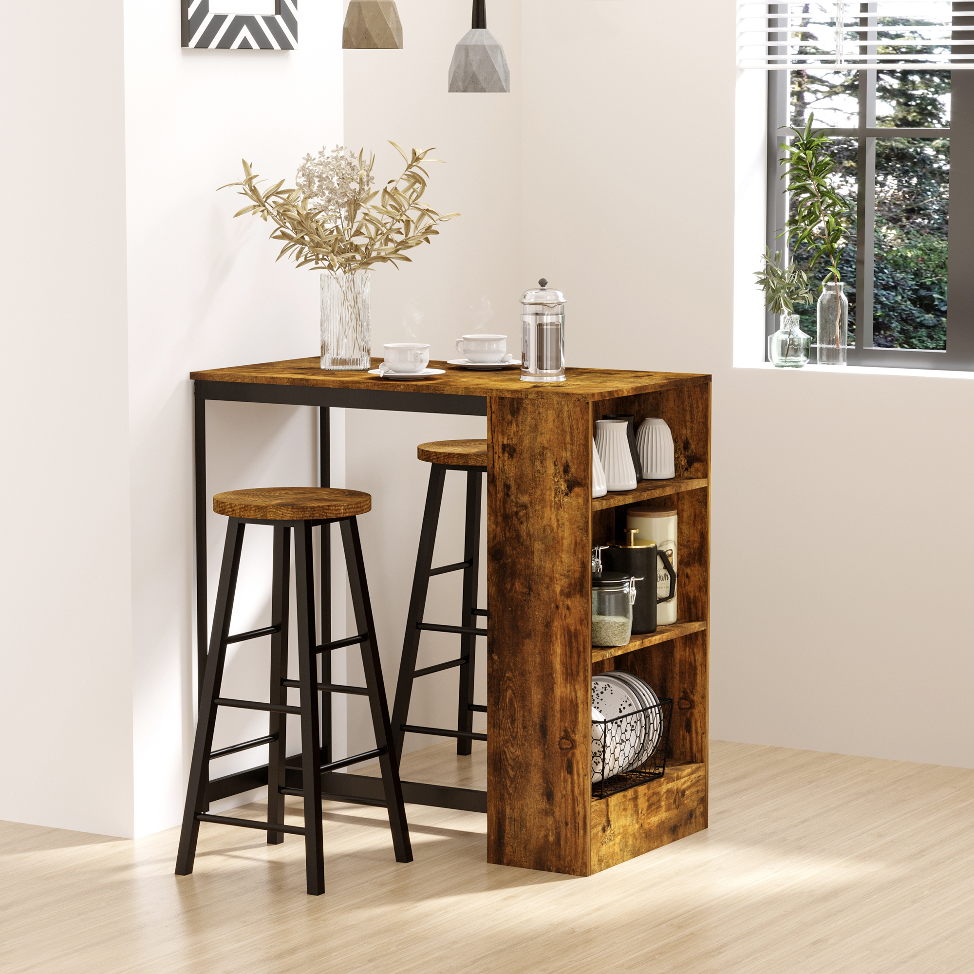 Isola cucina con sgabelli. Marrone e nero, con ripiani. Include un vaso, caffettiera e oggetti decorativi.
