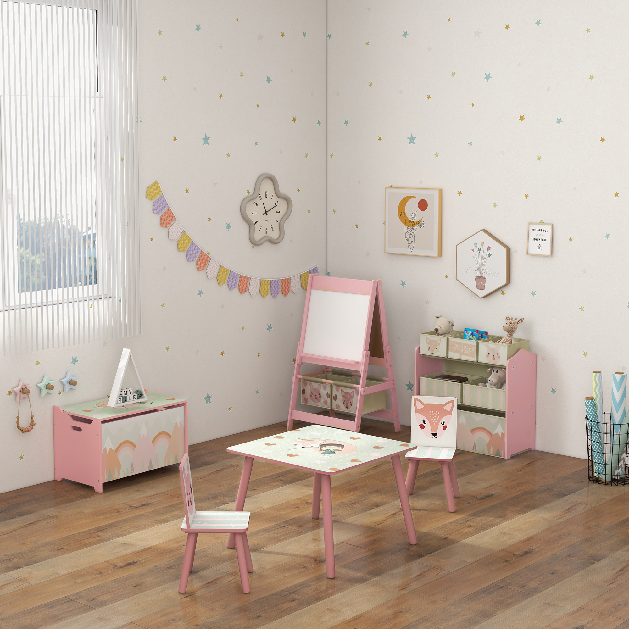 Stanza per bambini. Tavolo rosa, sedie, contenitori e materiale artistico. Stelle sui muri.